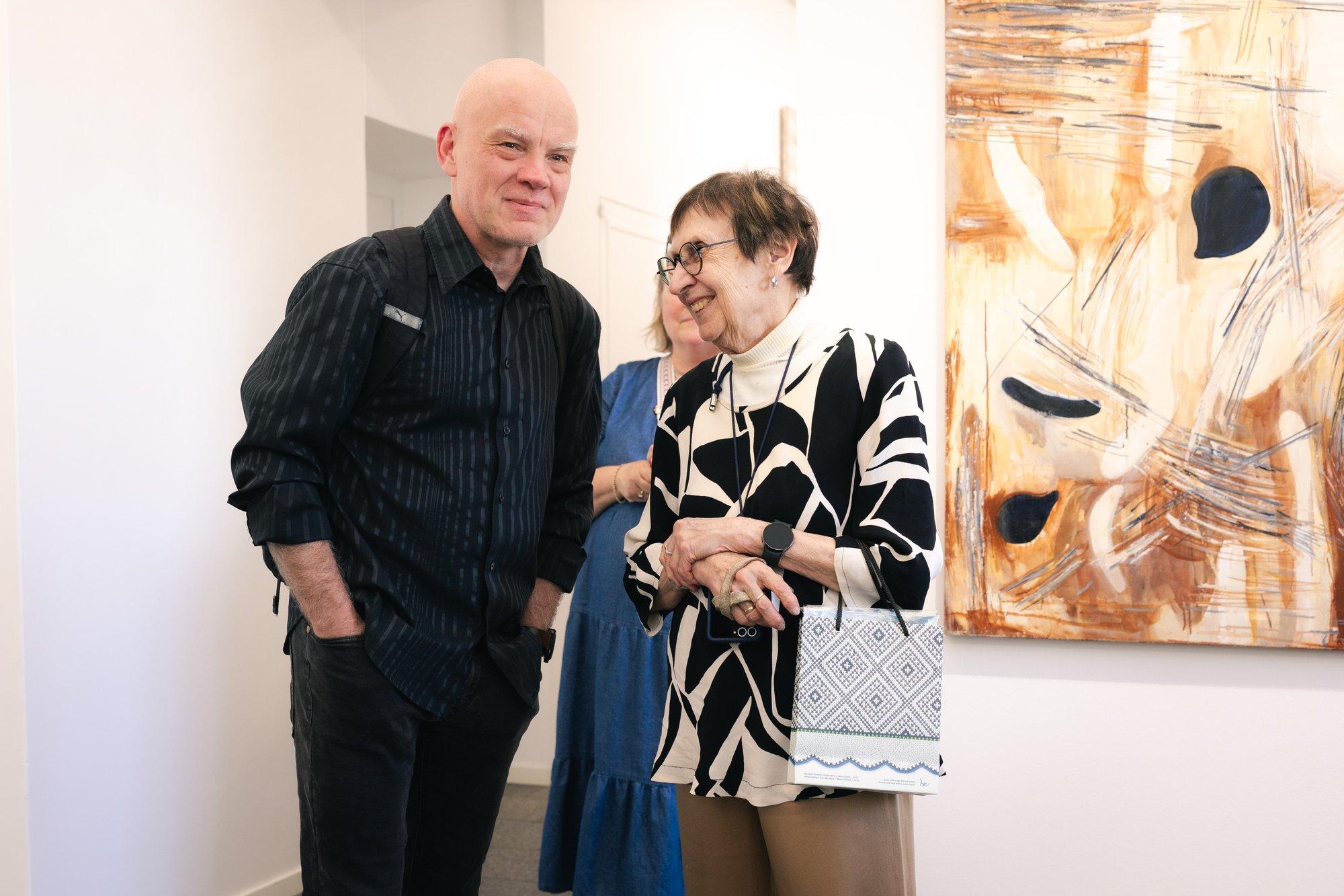 FOTOD | „Oma aeg, oma luba“. Mari Roosvalti juubelinäitus jutustab loo kollaaži sünnist kunstniku loomingus