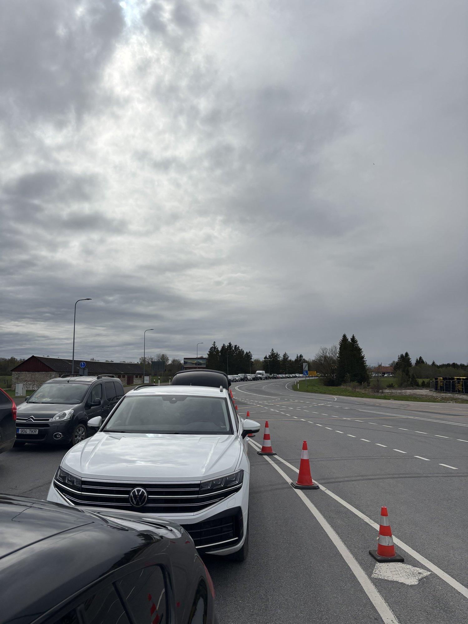 Pika järjekorra tõttu peatati Kuivastu sadamas ajutiselt piletimüük. TS laevad: üldrada ei mahutanud enam sõidukeid