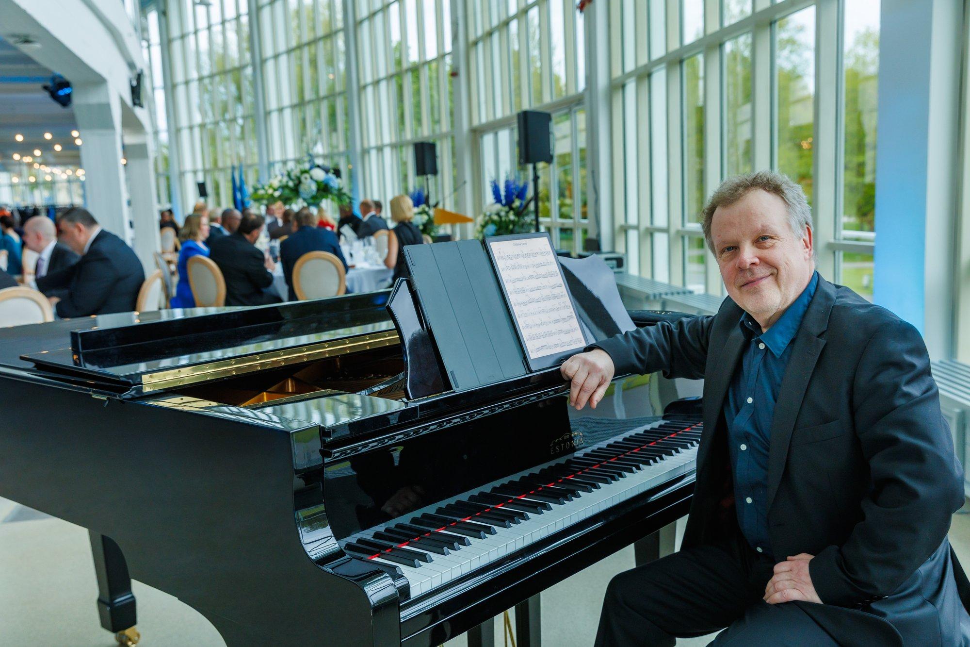 „Enamasti improviseerin!“ Pianist Urmas Lattikas on musitseerinud arvukatele presidentidele