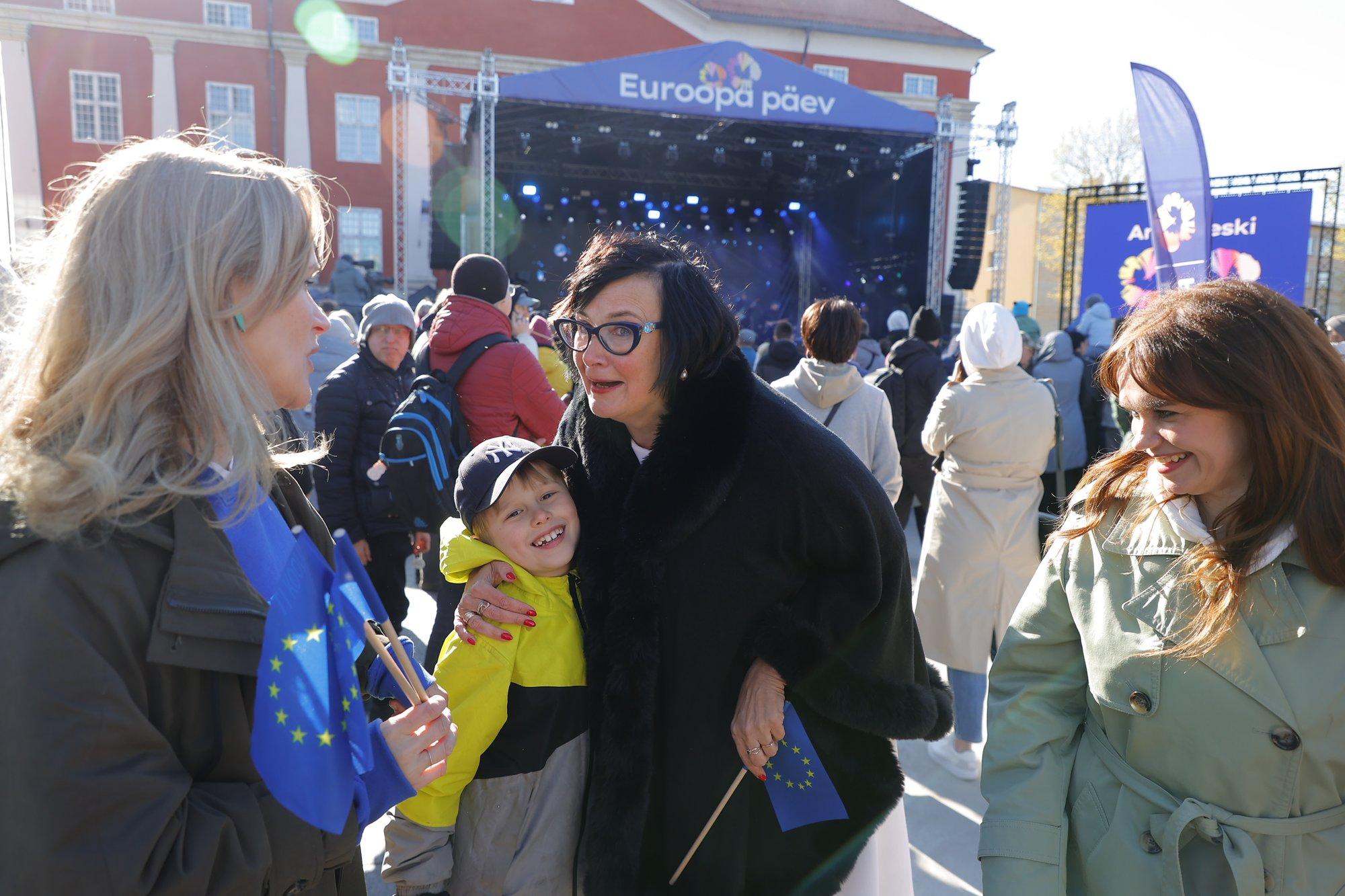 Katri Raik: laske meil olla. Välismeedia tuleb vaatama narvalasi justkui ahve puuris