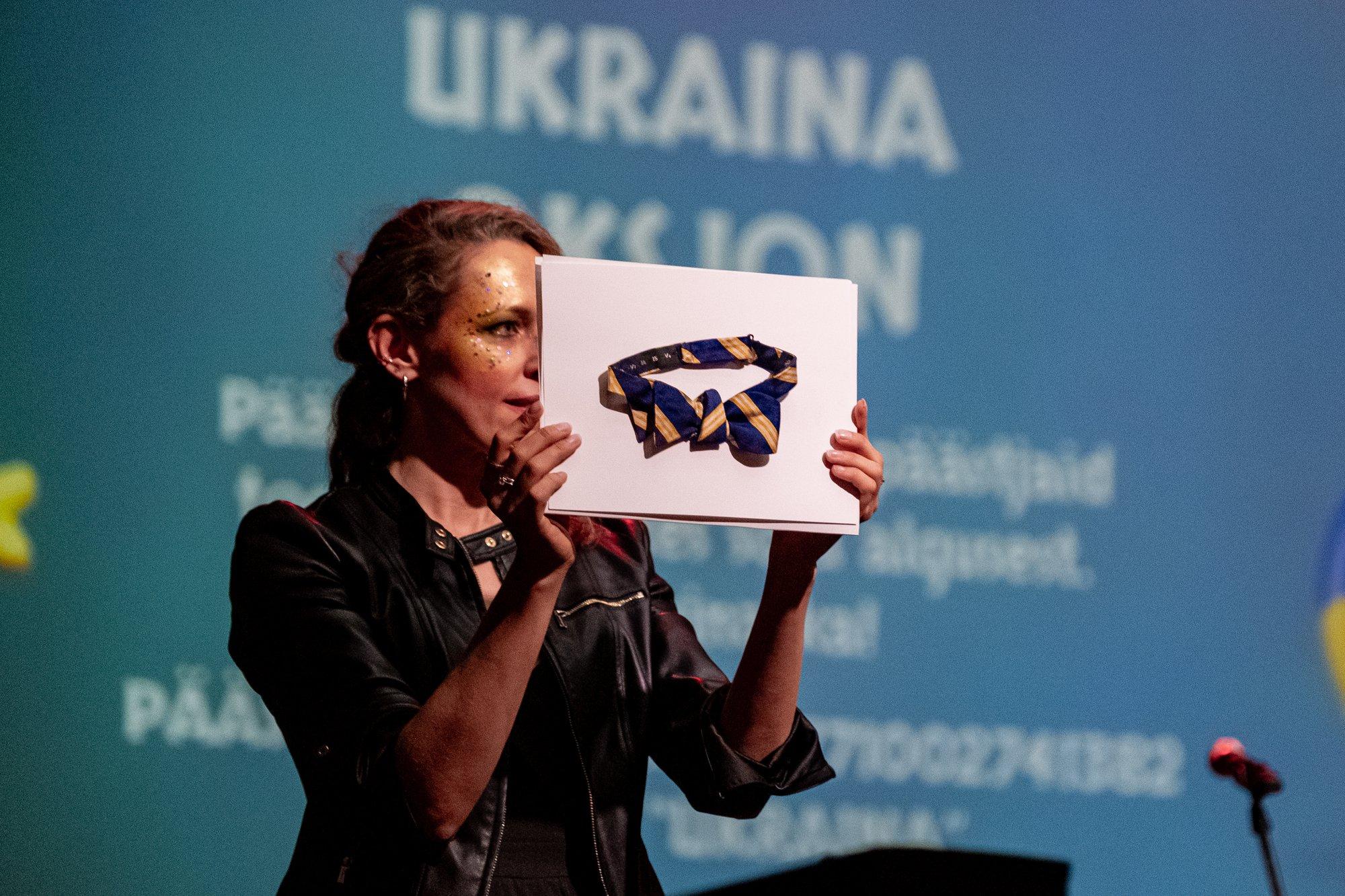 Toomas Hendrik Ilvese kikilips purustas HÕFFi Ukraina heaks peetava oksjoni hinnarekordi