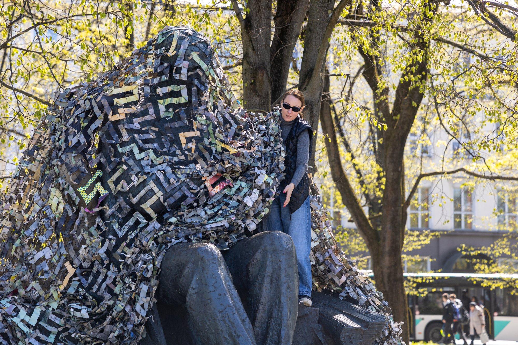 FOTOD | Viies Tallinna galeriis toimuva Ukraina kaasaegne kunsti festivali avas kunstiaktsioon „Kamuflaaž“