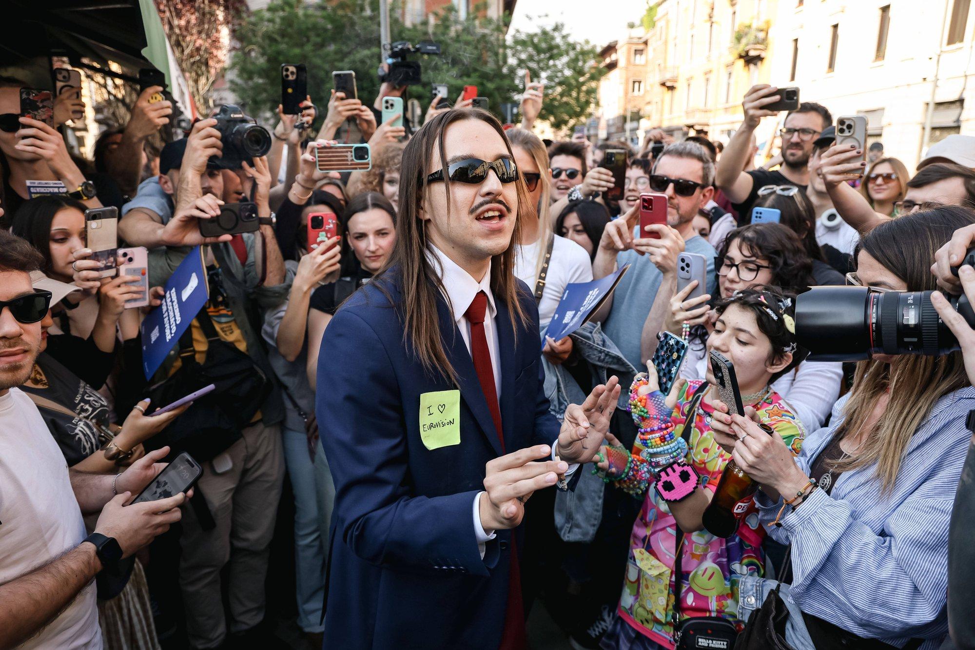 FOTOD JA VIDEO | Mi amore! Itaalias kampaaniat tegev Tommy Cash tõi kokku meeletu rahvahulga