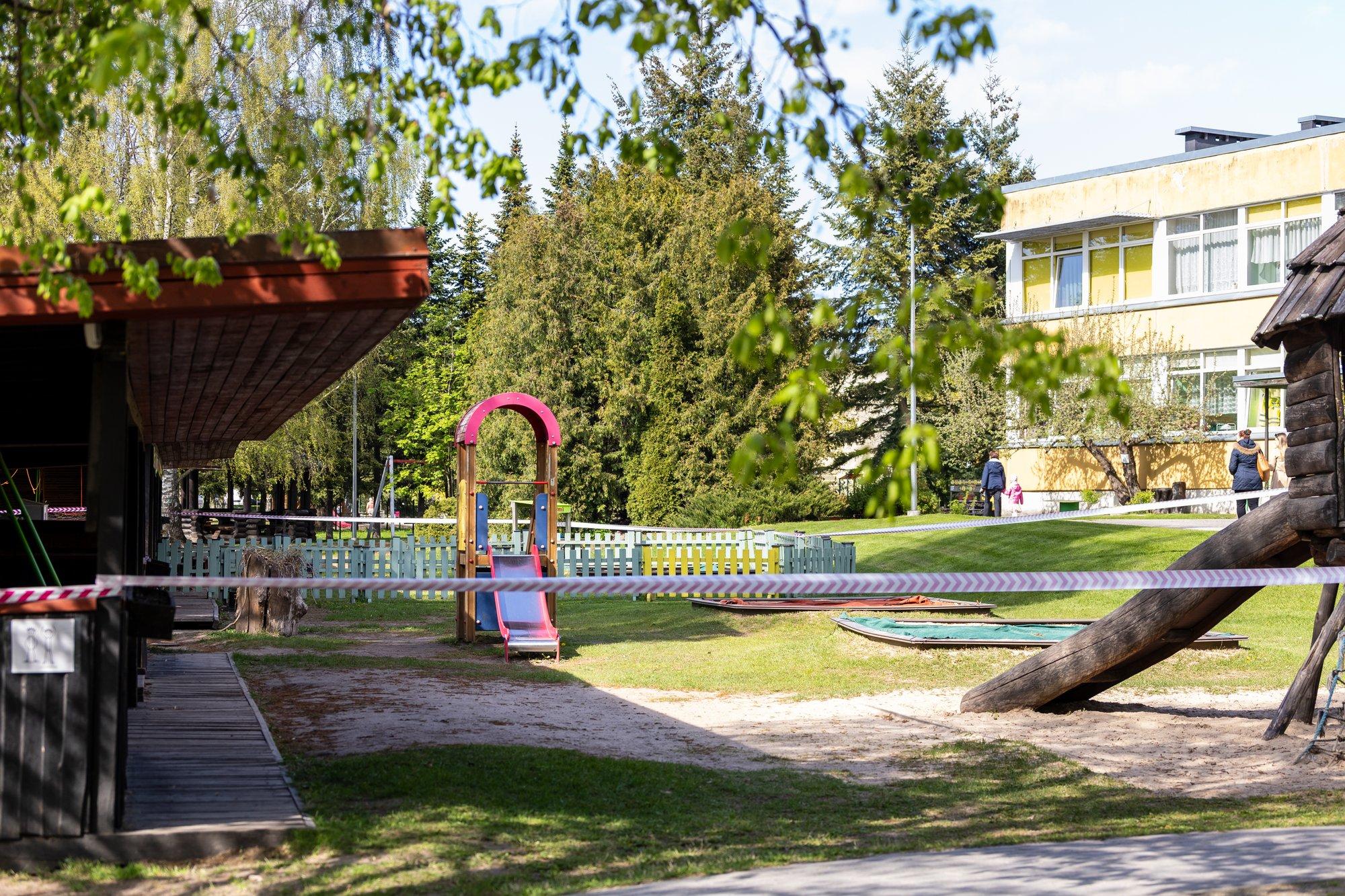 FOTOD | Möll Tartu lasteaias: hoovi pesa teinud rebasepere tuleb laste ohutuse nimel mujale kolida