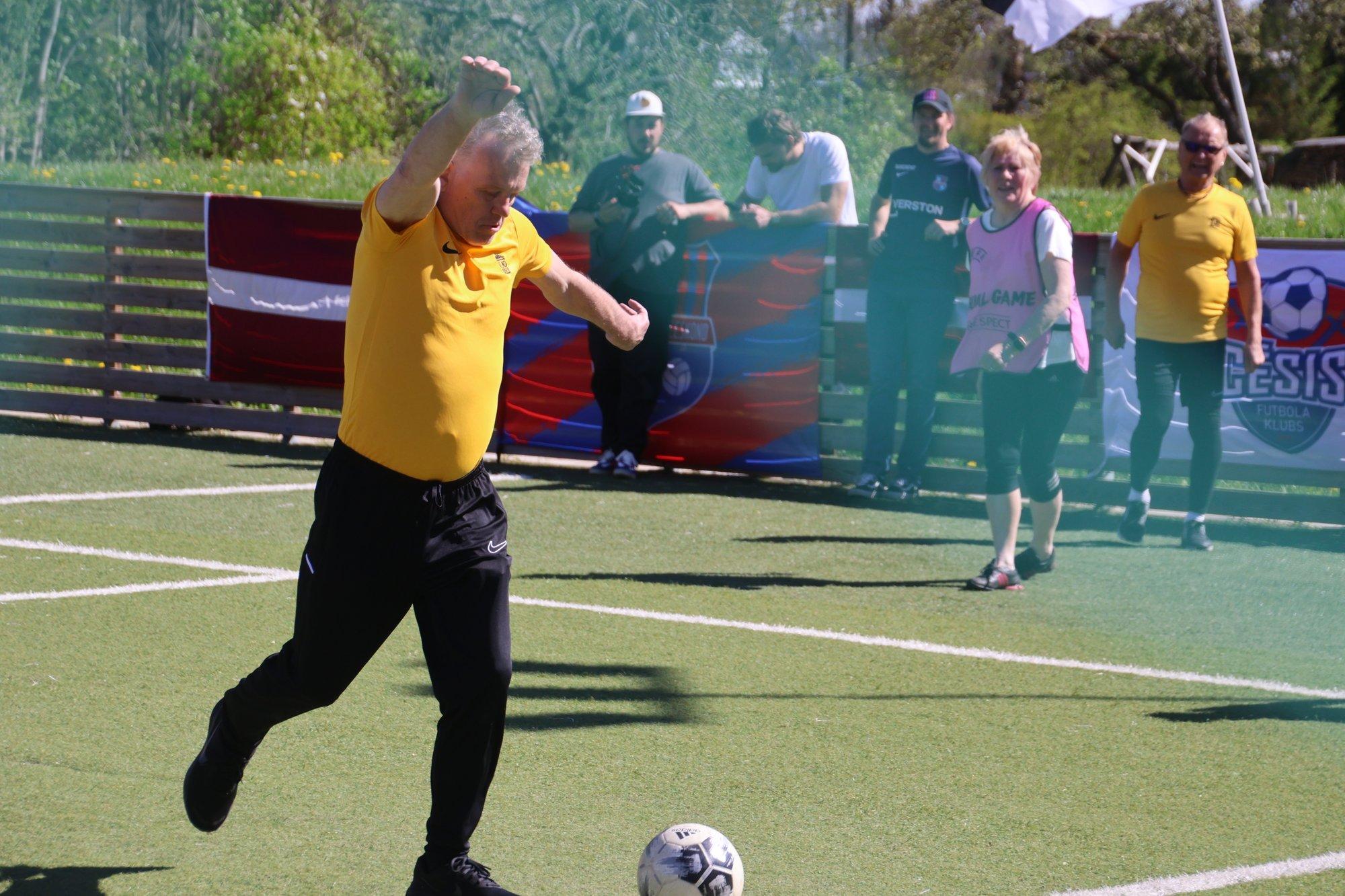 90aastane teeb palliplatsil noorematele silmad ette. Kaks infarkti, aga mängida kannatab