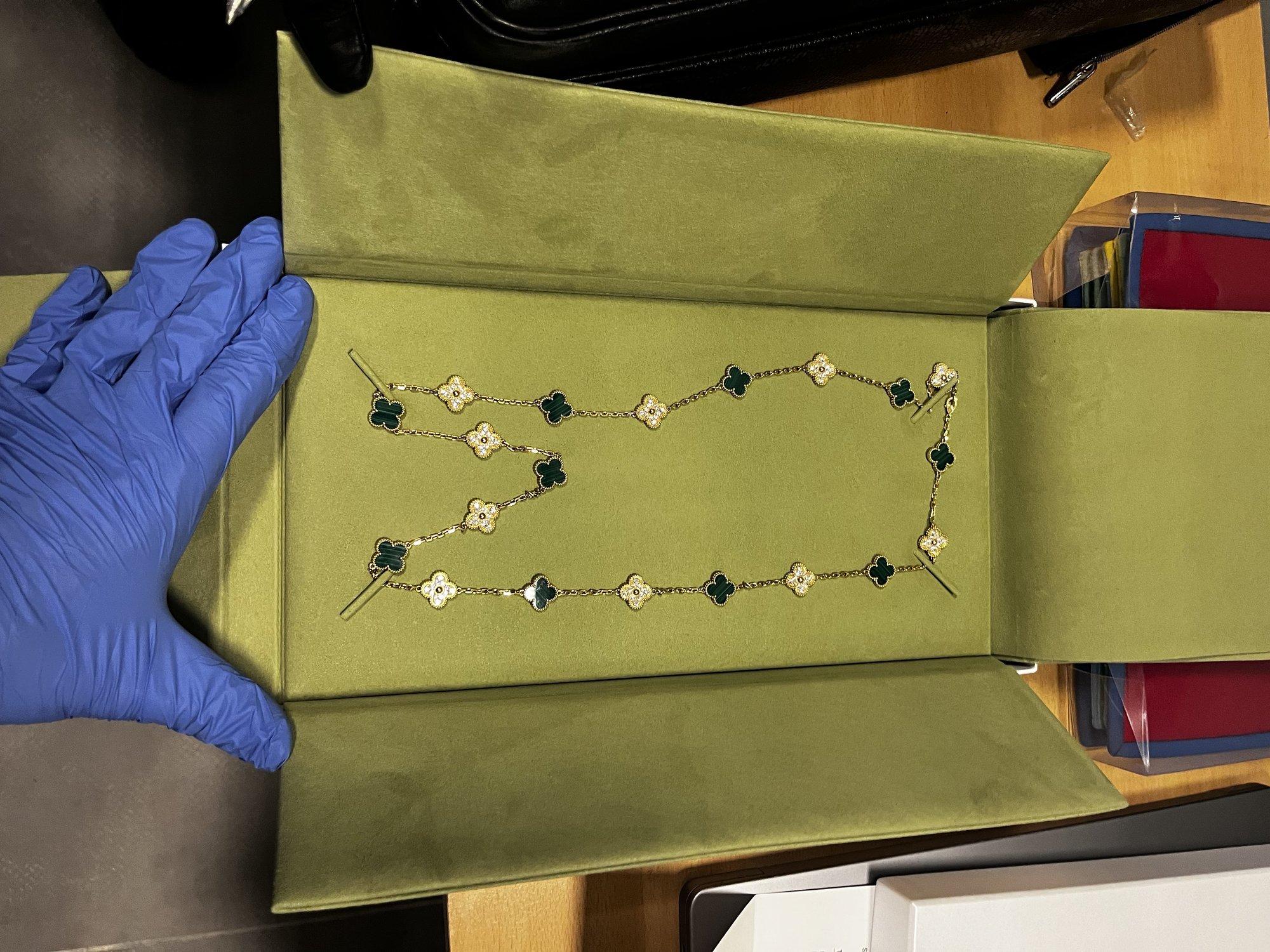 Naisele kingiks ostetud 60 000eurone kuldkee tõi mehele kaela kriminaalasja