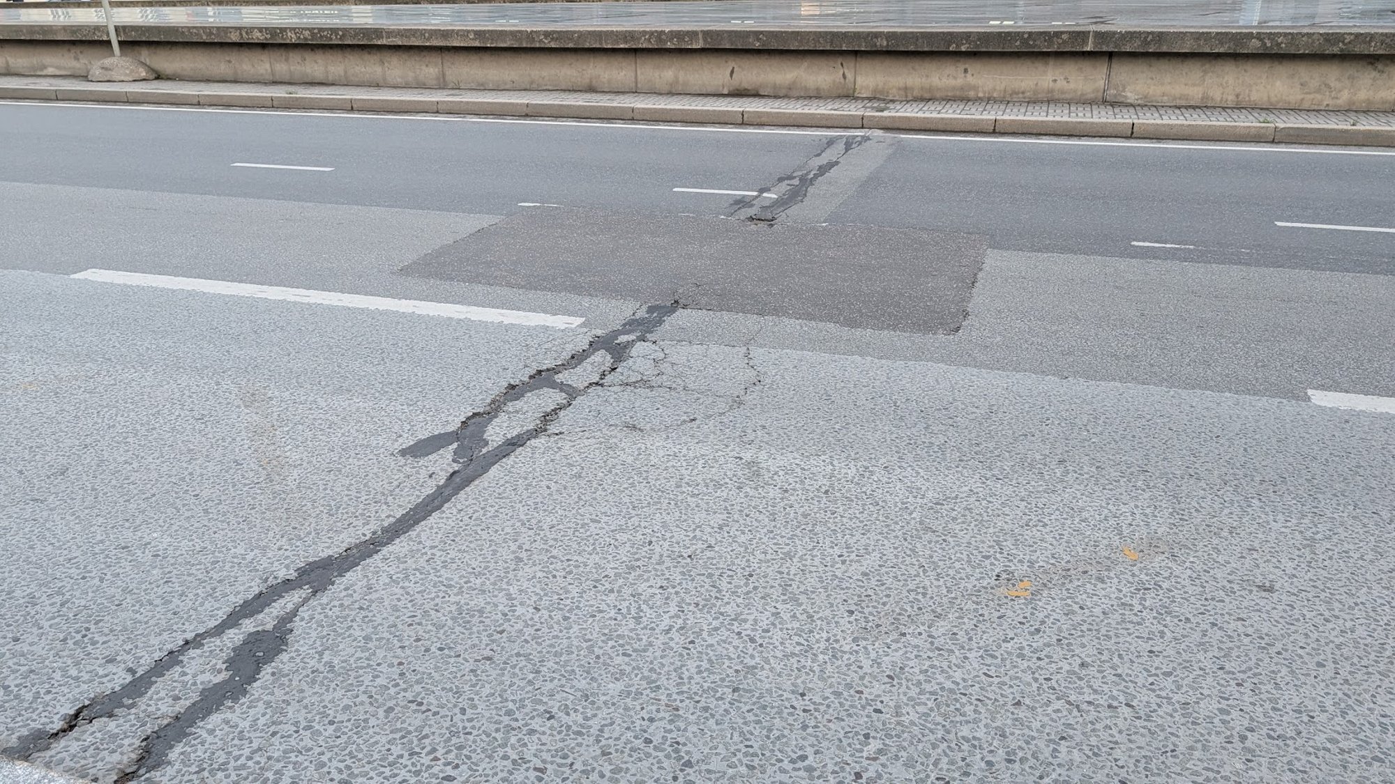 VIDEO JA FOTOD | Vabaduse väljak praguneb, koliseb ja mureneb – avastati tõsine ehituspraak