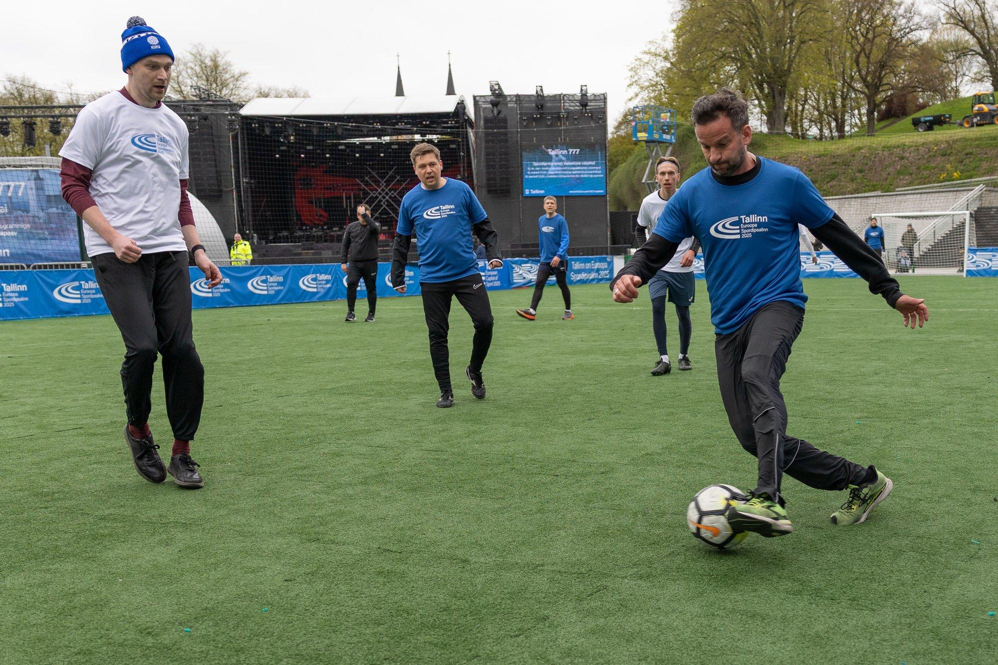 FOTOD | Ajakirjanikud tegid Vabaduse väljaku vutilahingus linnavalitsusele säru