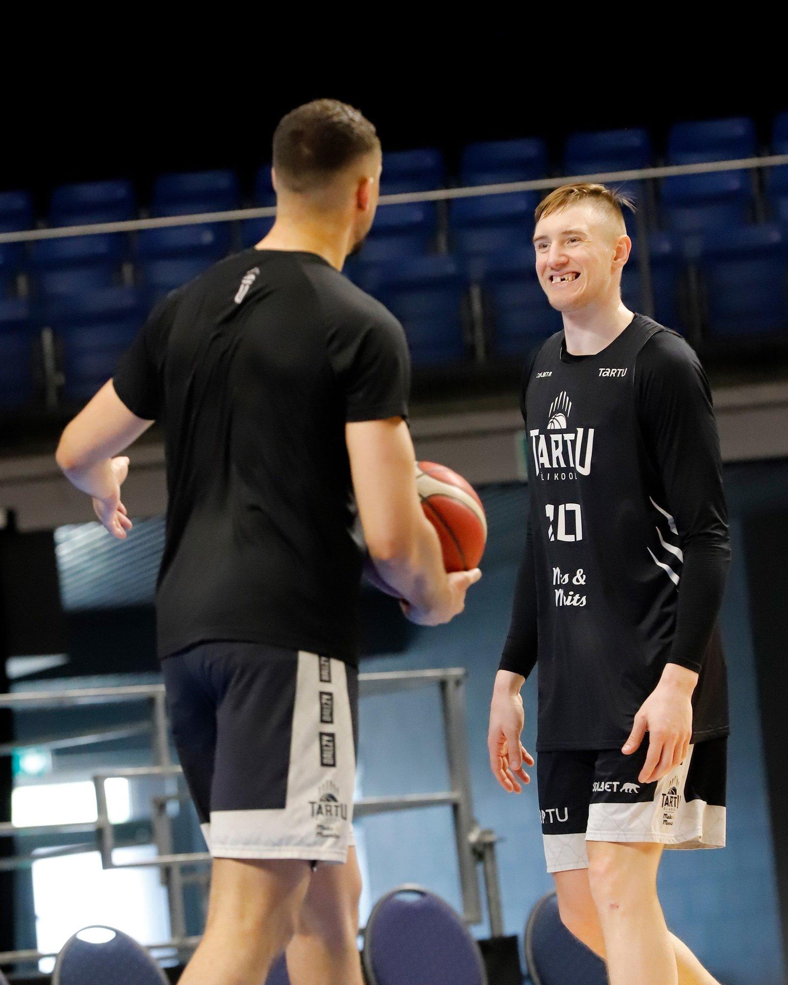 Rauno Nurgeri naeratus püsib ka hammasteta: vahepeal on inimeste nägusid huvitav vaadata, aga mul on täiesti savi