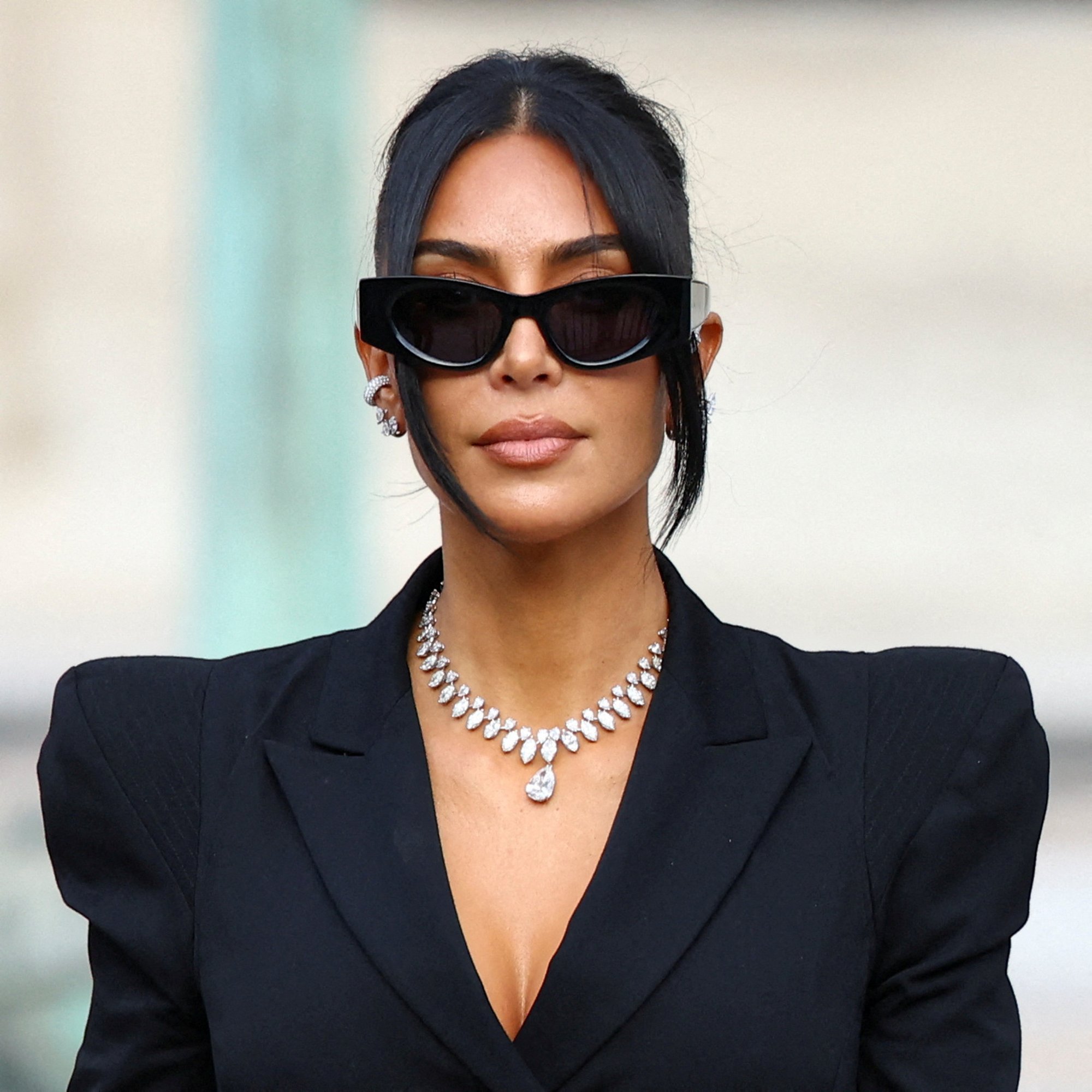 Iseendale „ülikooli“ lõputseremoonia korraldanud Kim Kardashianist on saanud naerualune