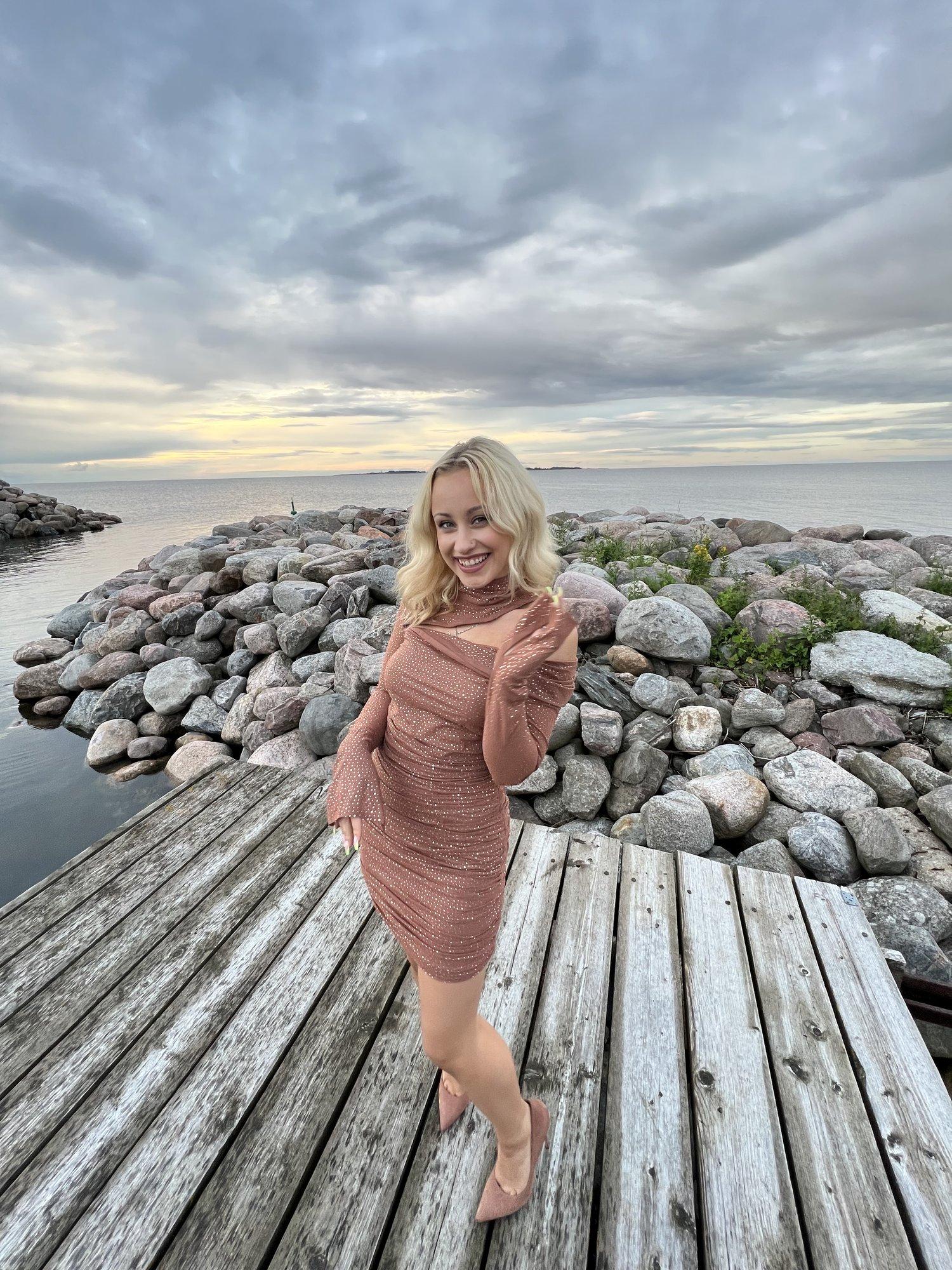 Pani muigama! Merilin Mälk tegi telefonile tulnud ohuteavituse keelelise iseärasuse üle nalja