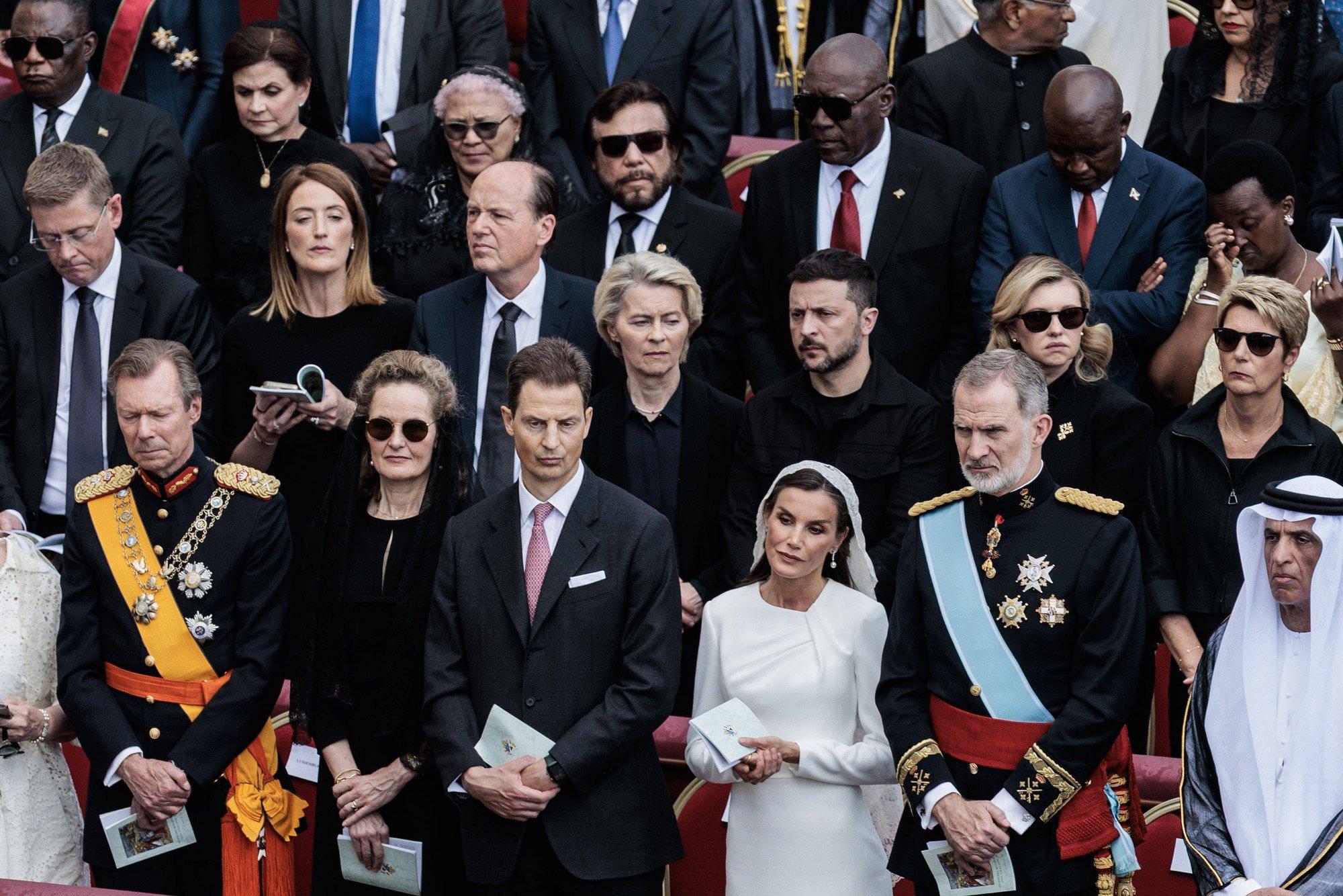 Maailmas on ainult seitsmel naisel lubatud paavsti juuresolekul valget kanda. Kellel ja miks?