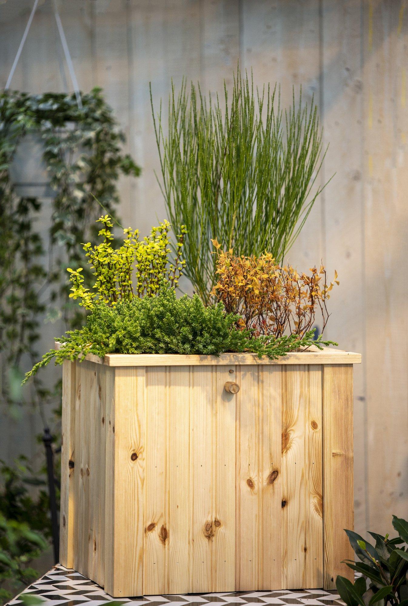 Meisterda terrassile lillekast mille sees saab ka asju hoida