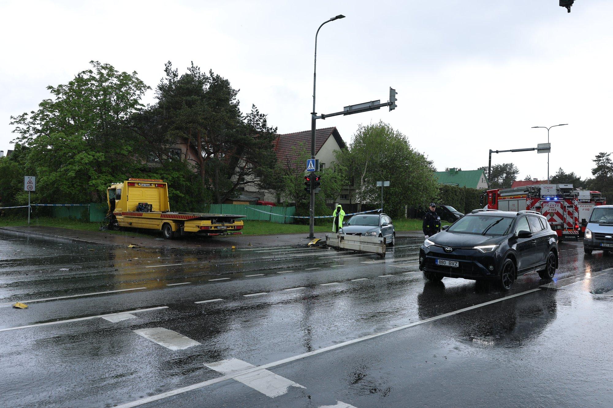 FOTOD | Nõmmel juhtus raske avarii. Liiklus on häiritud