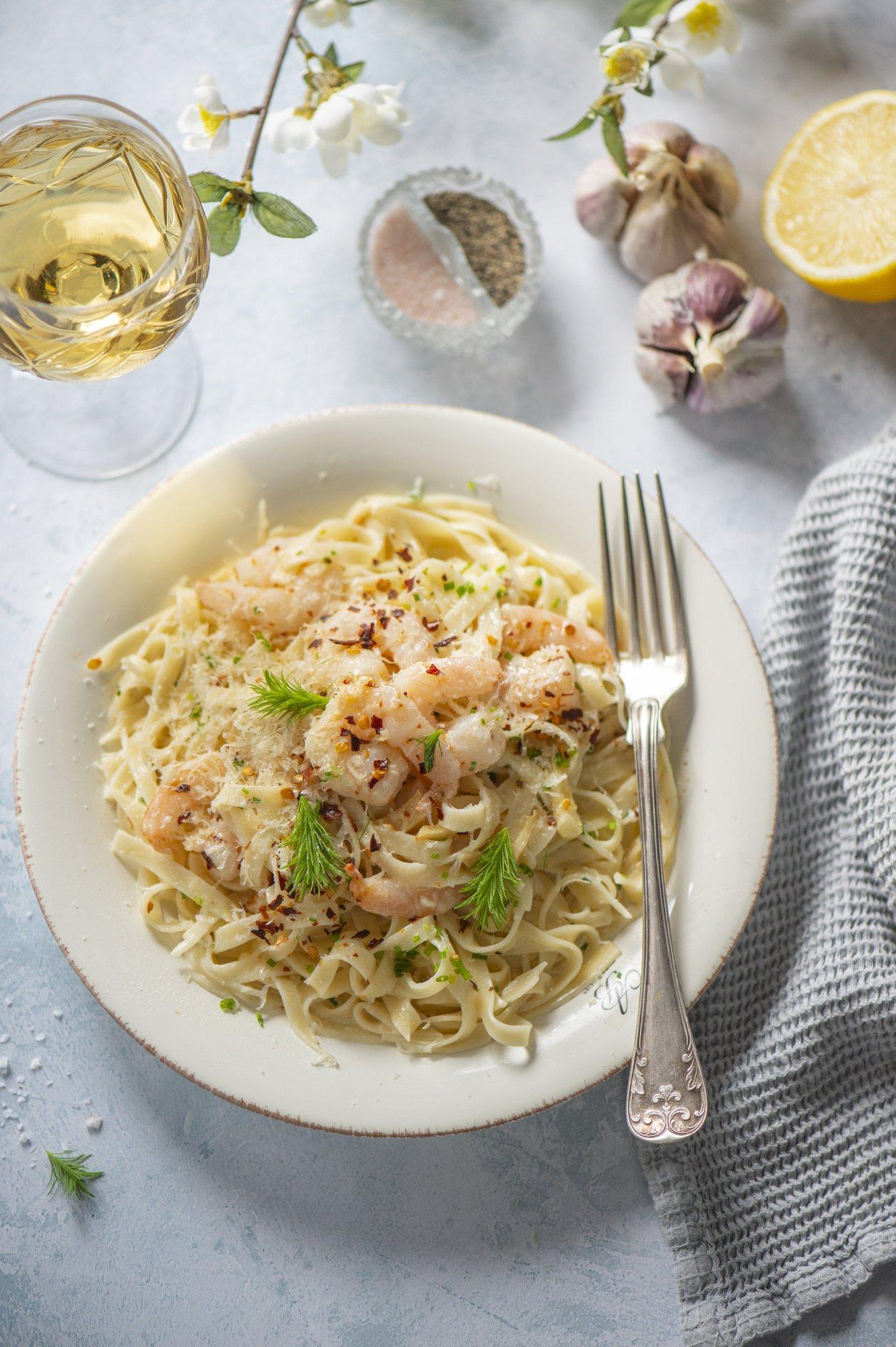 Kõhutäis koos vitamiinidega! Proovi täna pastarooga krevettide, koorese sidrunikastme ja kuusevõrsetega