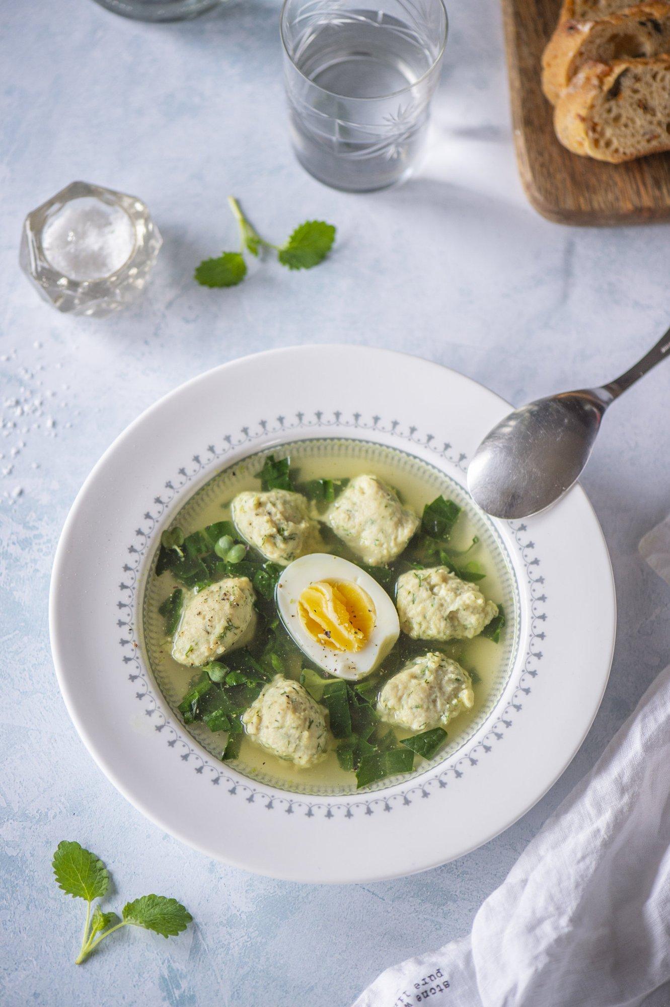 Rauarohke kõrvenõges on kevadel parimas vormis: nõgesesupp ürdiste kanaklimpide ja munaga