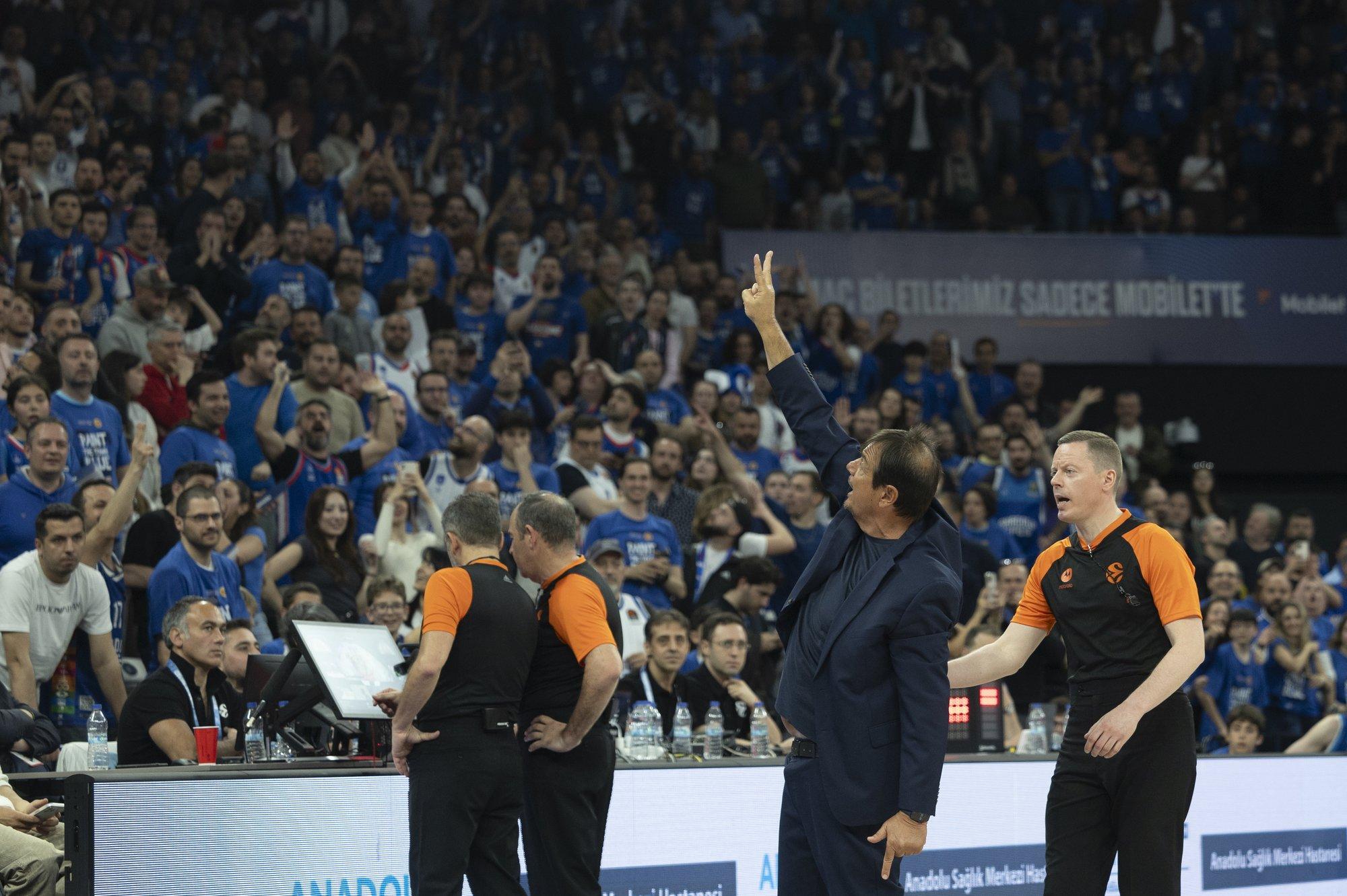 VIDEO | Anadolu Efesi fännid vilistasid Ergin Atamani välja, kuulus treener lahkus enne mängu lõppu saalist. „Ta ei tundnud end hästi“