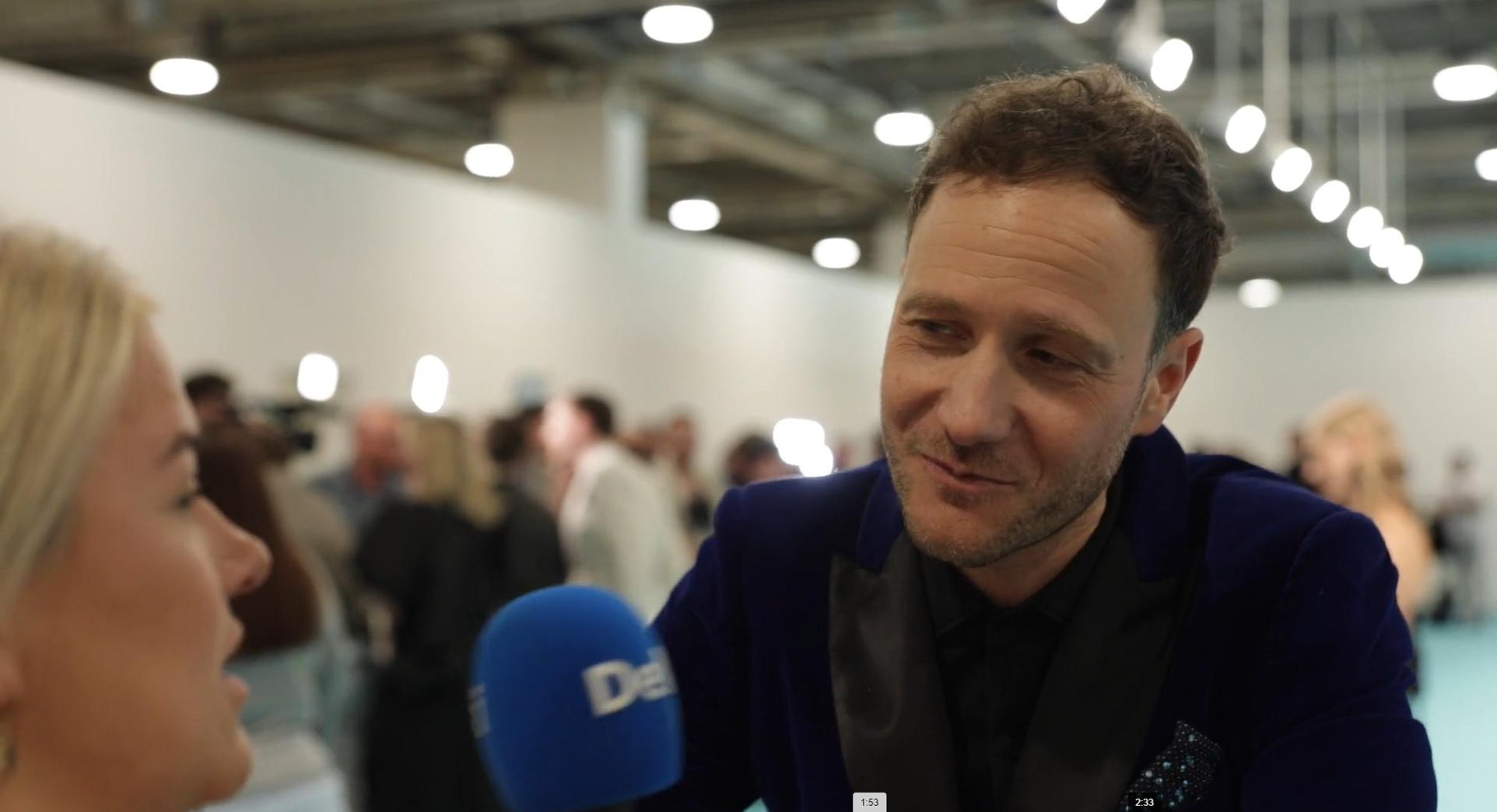 „Mu süda ei andnud rahu.“ Rassismisskandaali sattunud Sloveenia eurolaulik käis Tallinnas Dave Bentonil külas