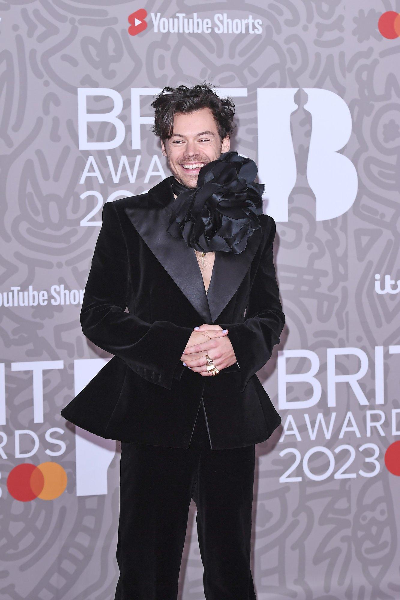 KLÕPS | Harry Styles käis uut paavsti tervitamas. Väidetavalt viibib popstaar juba pikemat aega Roomas uue silmarõõmu tõttu