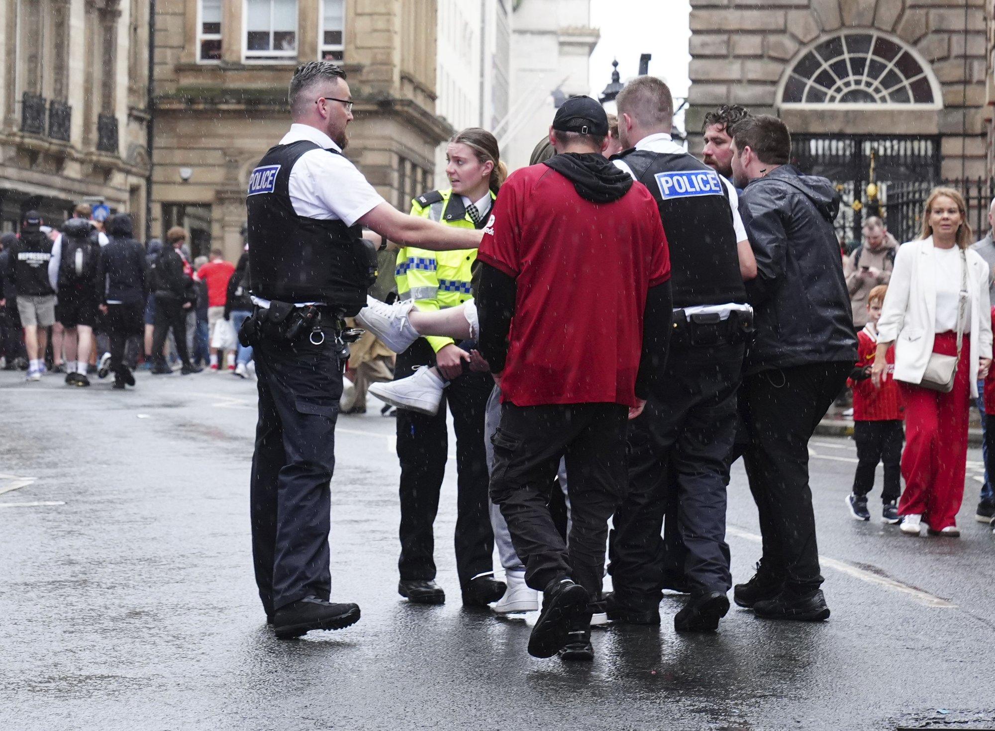 VIDEO JA KAART | Liverpooli suurest peost sai õudusunenägu. „Ma ei unusta kunagi veriste riietega politseiniku nägu“