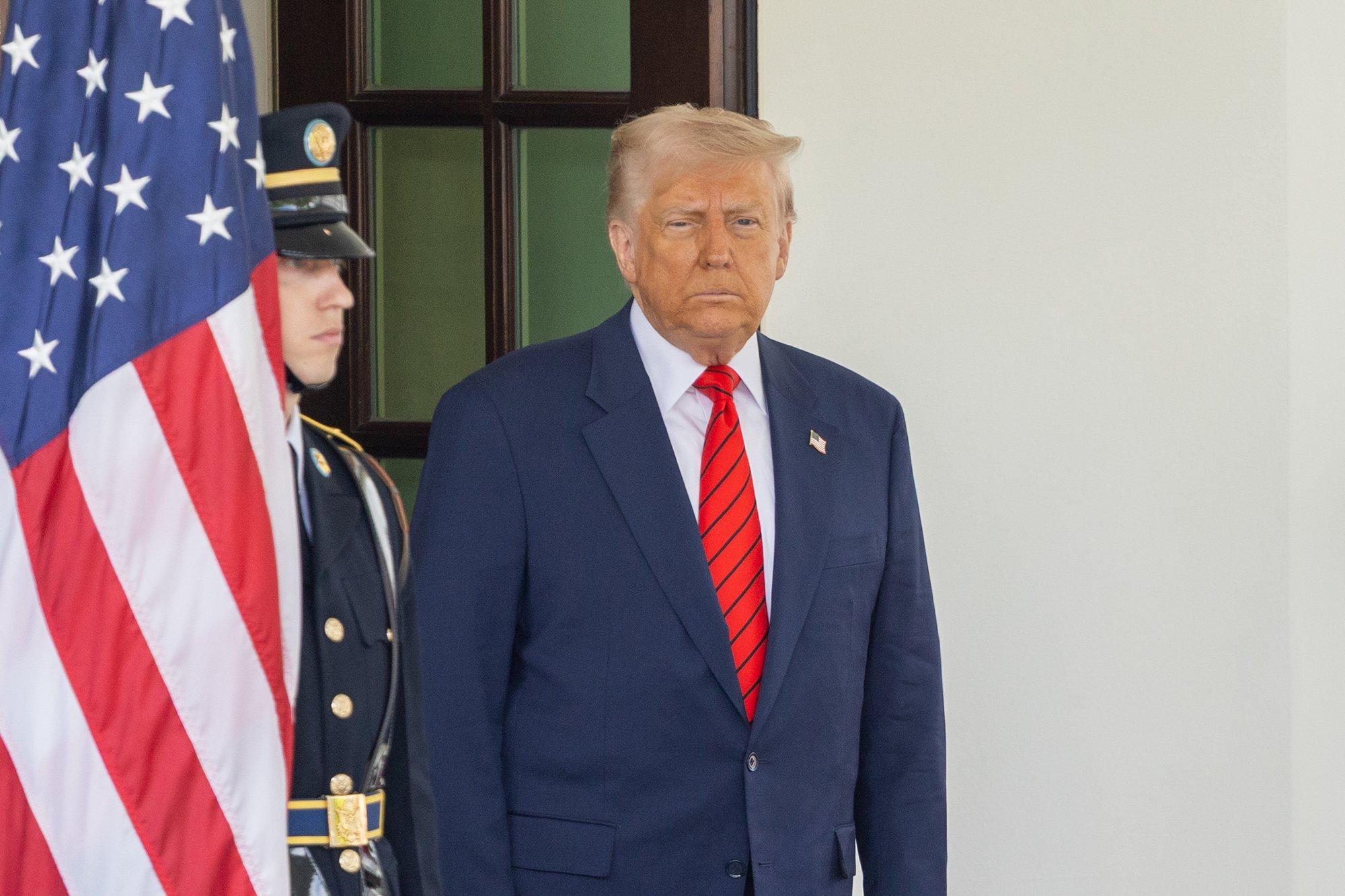 Trump teatas, et USA lõpetab huuthide ründamise