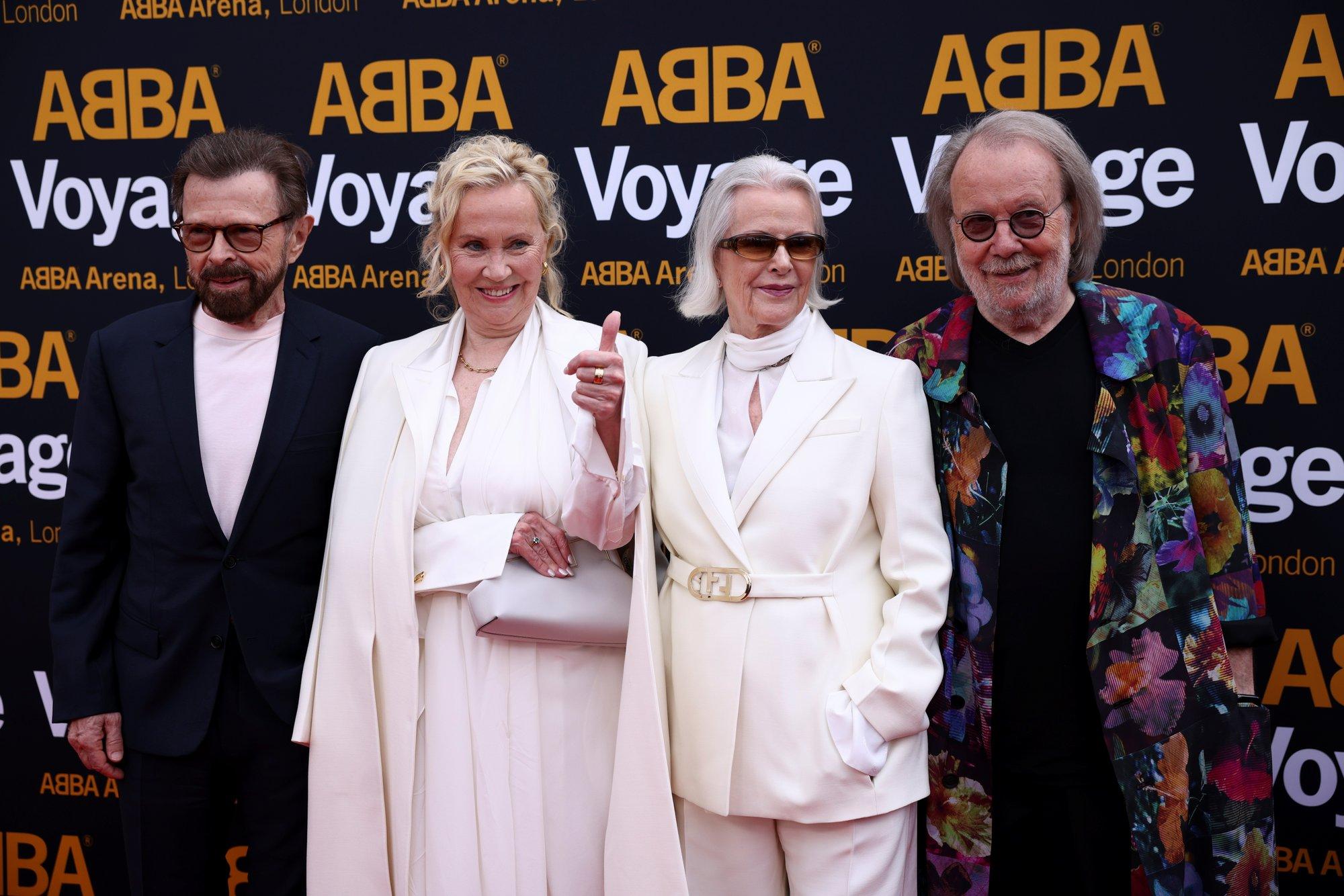 KLÕPS | Pool ABBA bändist tuli kokku! Kaks lauljat ilmusid Londonis ootamatult fännide ette