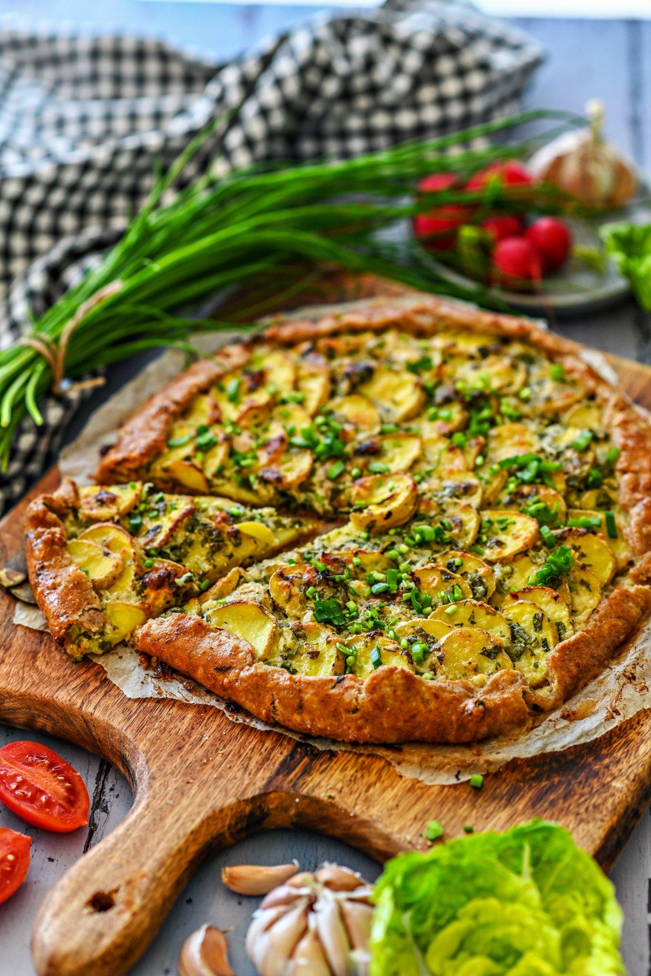 Kevadise hõnguga toekas õhtusöök: lahtine pirukas murulaugu, kartuli ja juustuga