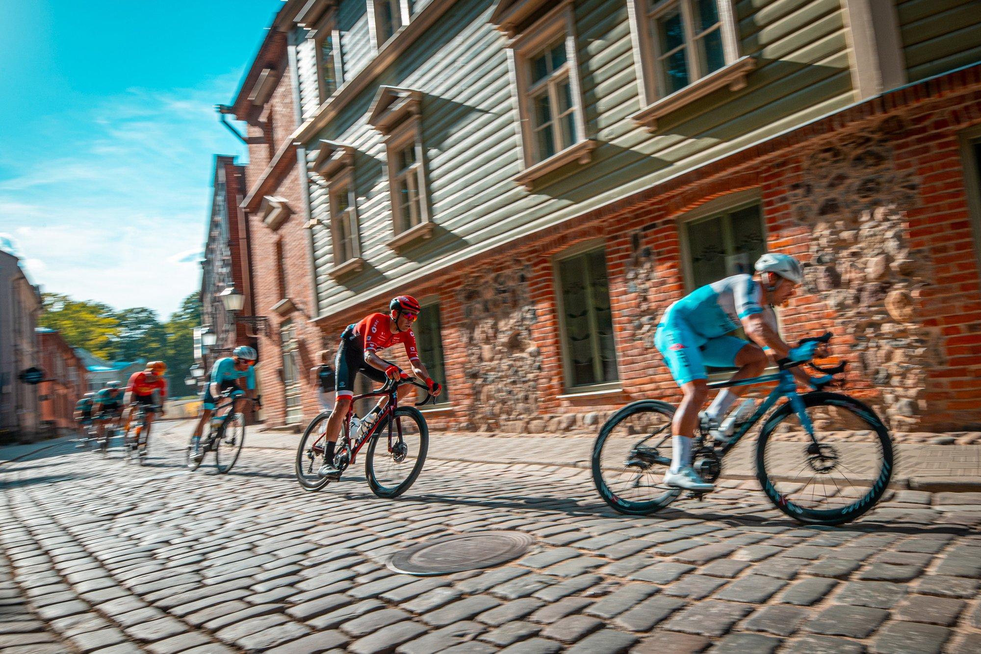 VIDEO | Tour of Estonia trassi uuendus viib ratturid Tartu Raekoja platsi ja Lossi tänava munakiviteele