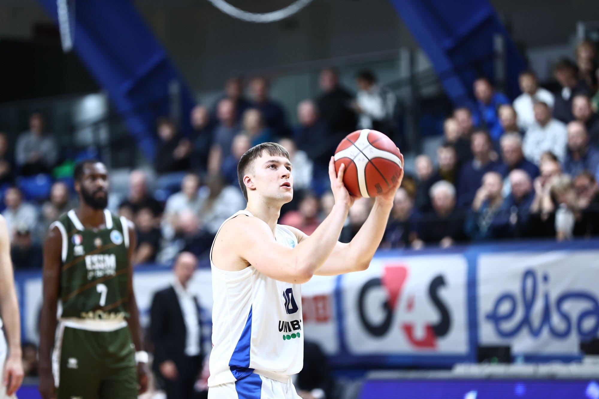 Kuidas korvpallur Hugo Toom muusikaedetabelid vallutas? „Kossufännid on väga hea sihtgrupp“