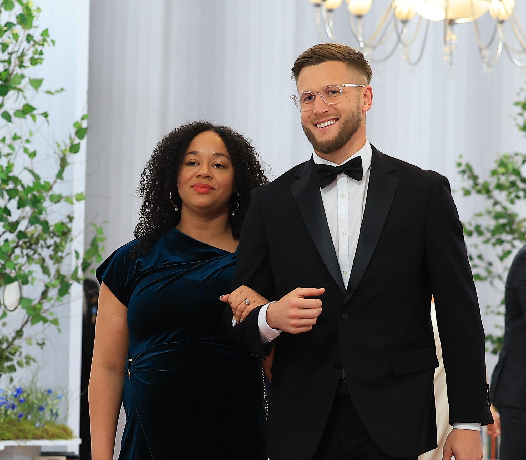 FOTOD | Janek Õiglane ja tema abikaasa pidasid lähedaste seltsis beebipidu