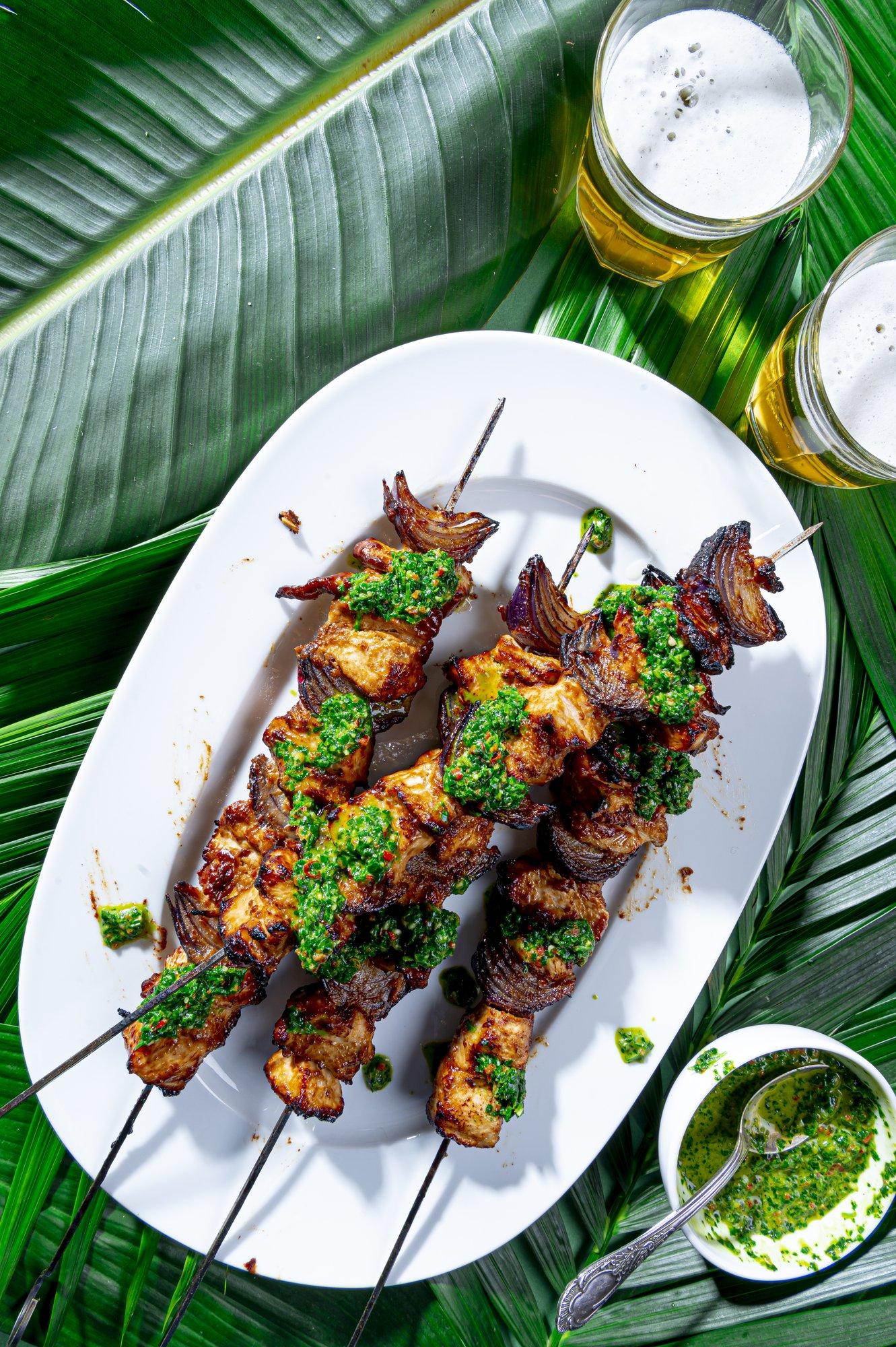 Ilm on ilus, sööme täna õues! Pane grillile misomarinaadis kanavardad rohelise kastmega