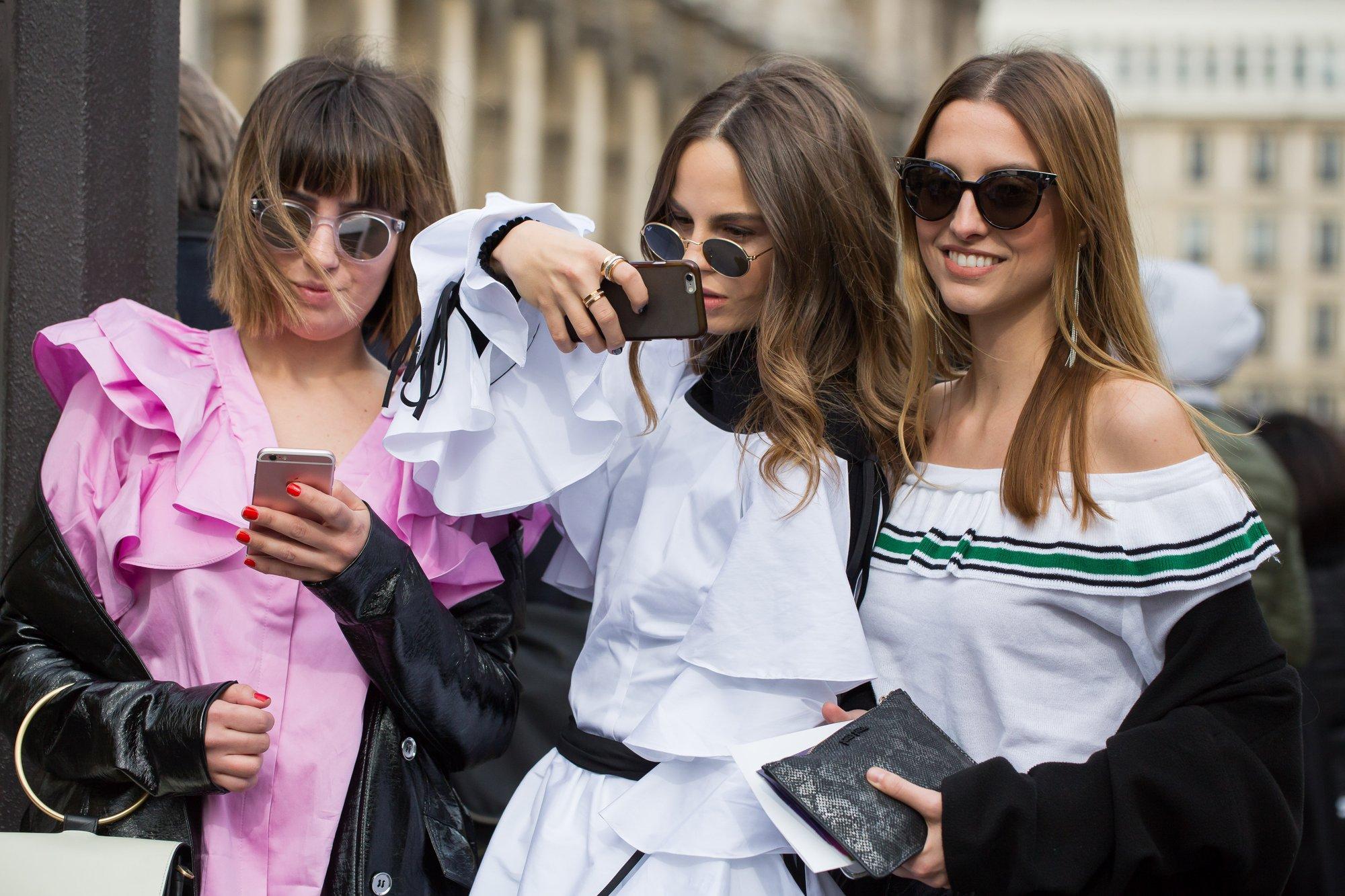 FOTOD | Prantslannade uus moelemmik! Õlapaelteta topp kogub suve lähenedes aina enam populaarsust