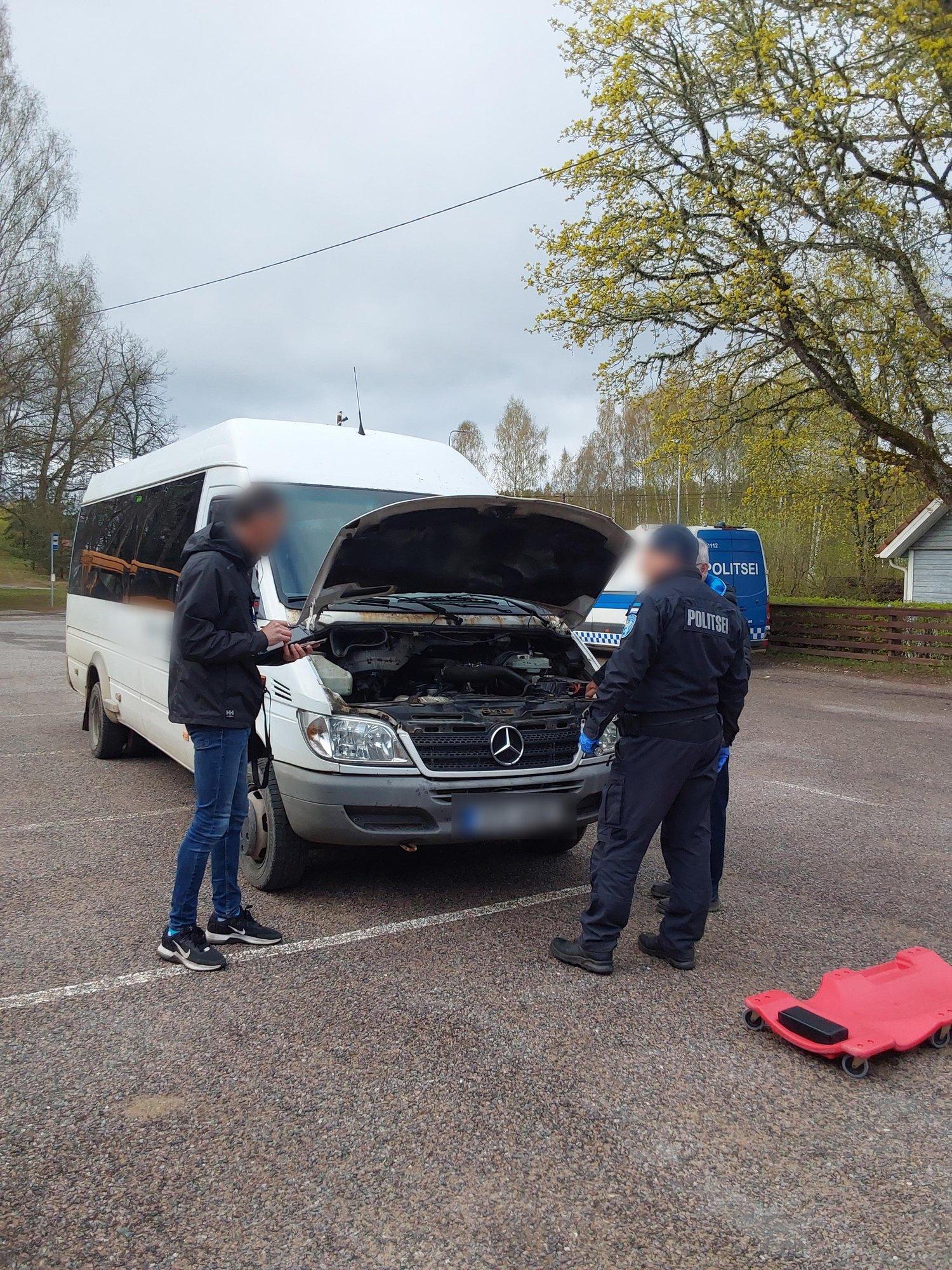 FOTOD | Transpordiamet ja politsei tuvastasid suuri puudusi Võru- ja Viljandimaa koolibussidel