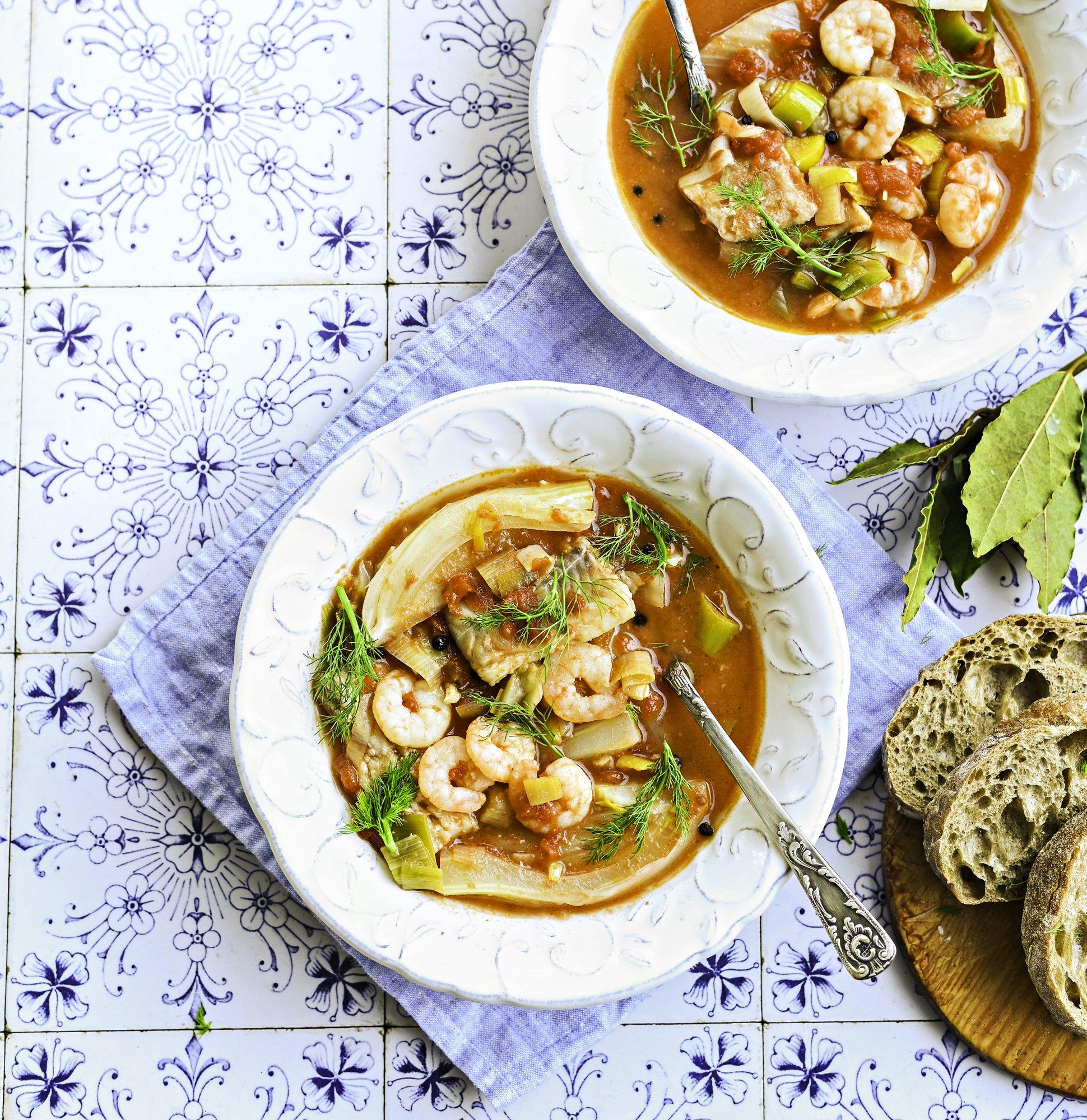 Suutäis tummist suppi! Tomatine kala-krevetisupp valmib poole tunniga – argiõhtuks ideaalne!