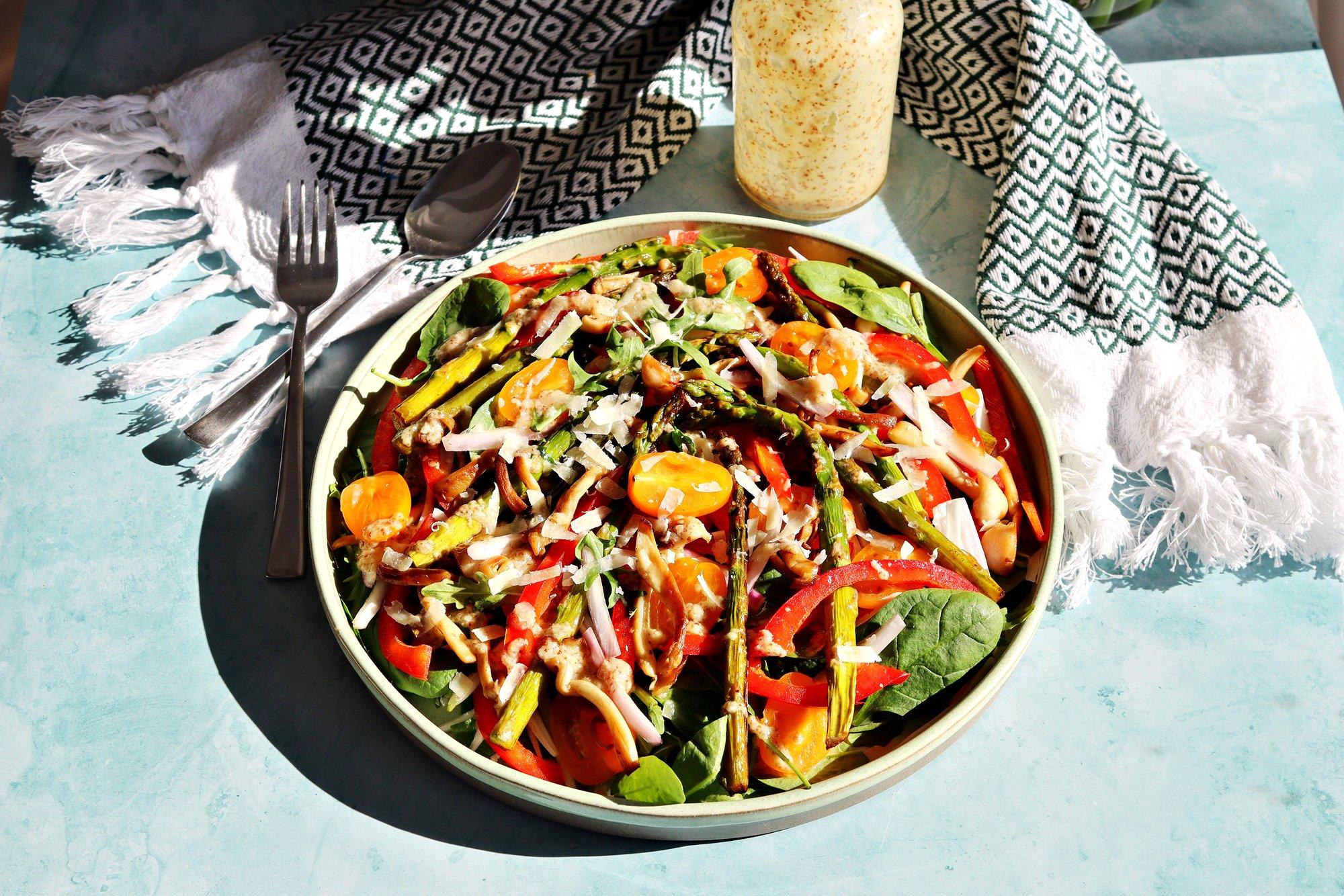 Ometi üks salat, mis päriselt hästi maitseb! Tee rohelist kevadsalatit ja vala see üle maitserikka parmesanivinegretiga – kõik söövad ja kiidavad!