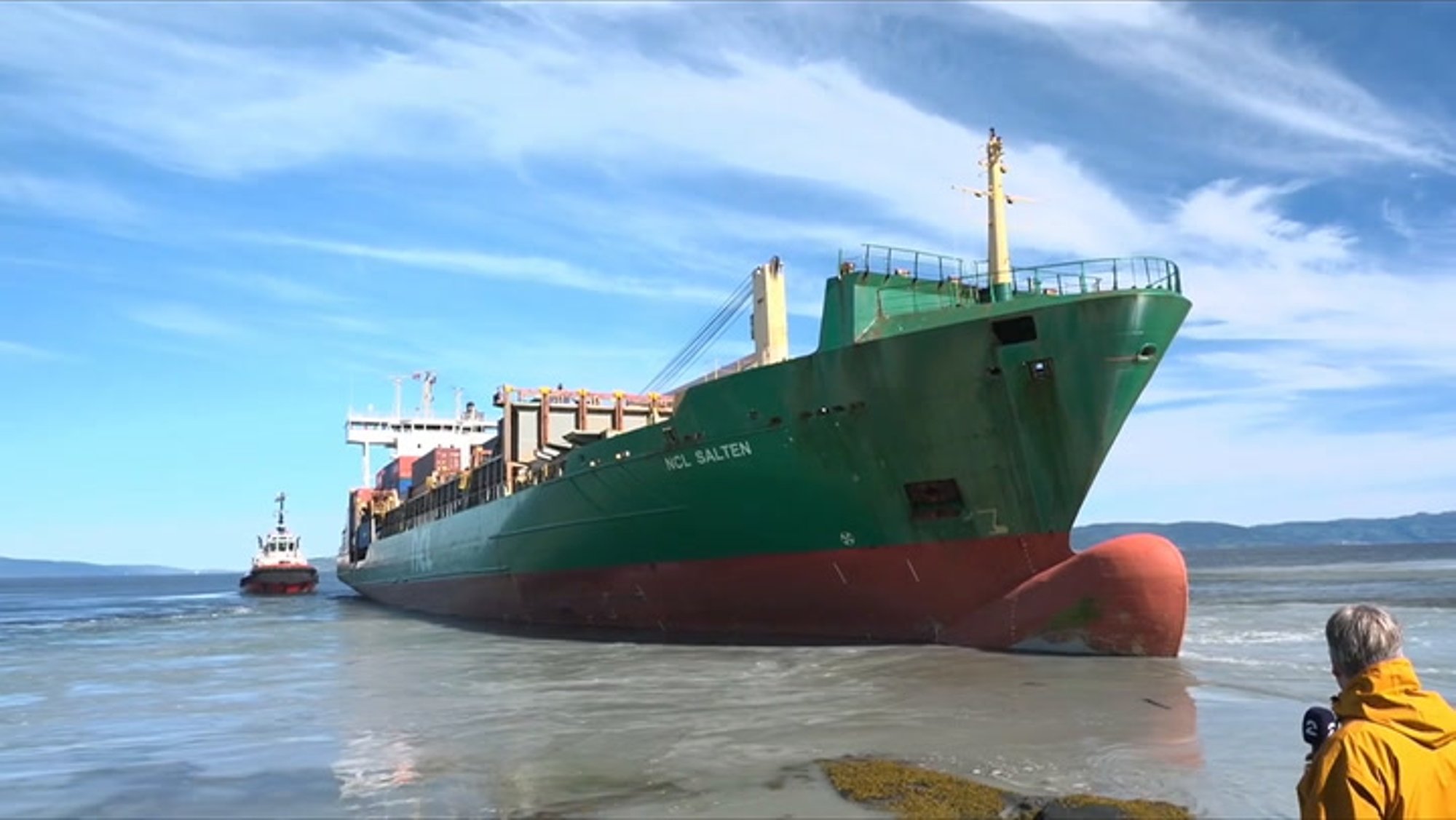 VIDEO | Norras peaaegu elumaja ramminud kaubalaev toimetati tagasi vette