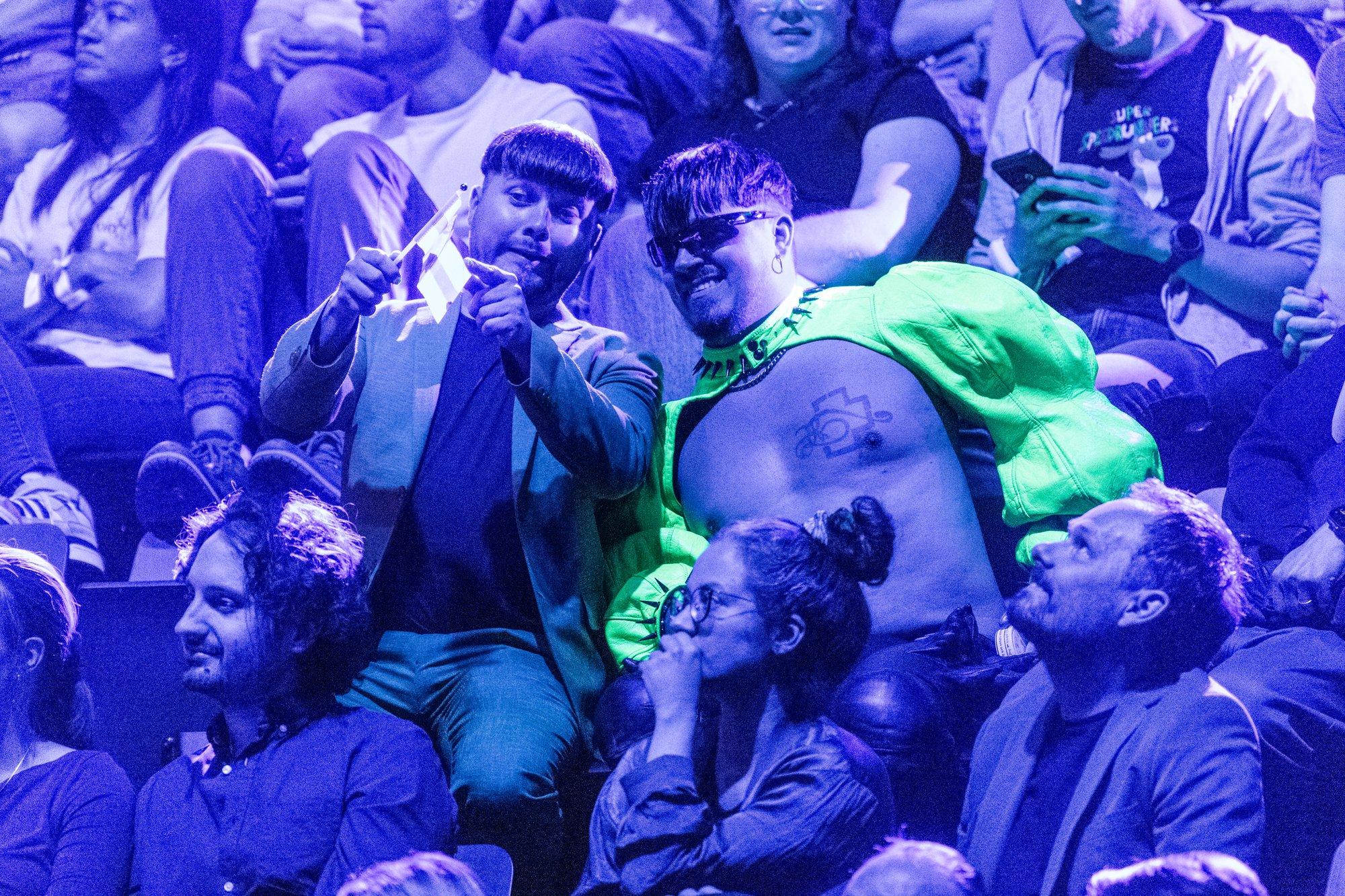 FOTOD | Tuli üheks lauluks ja siis lahkus. Käärijä istus Eurovisionil tavapubliku seas