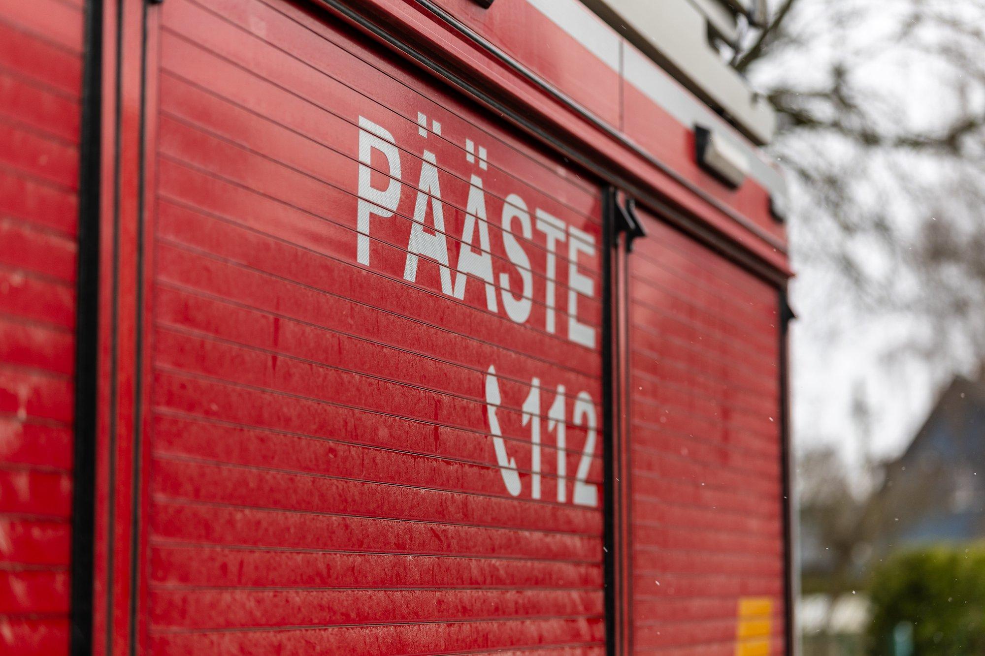 Kohtla-Järvel põles neljakorruselises majas korter, üks inimene viidi haiglasse