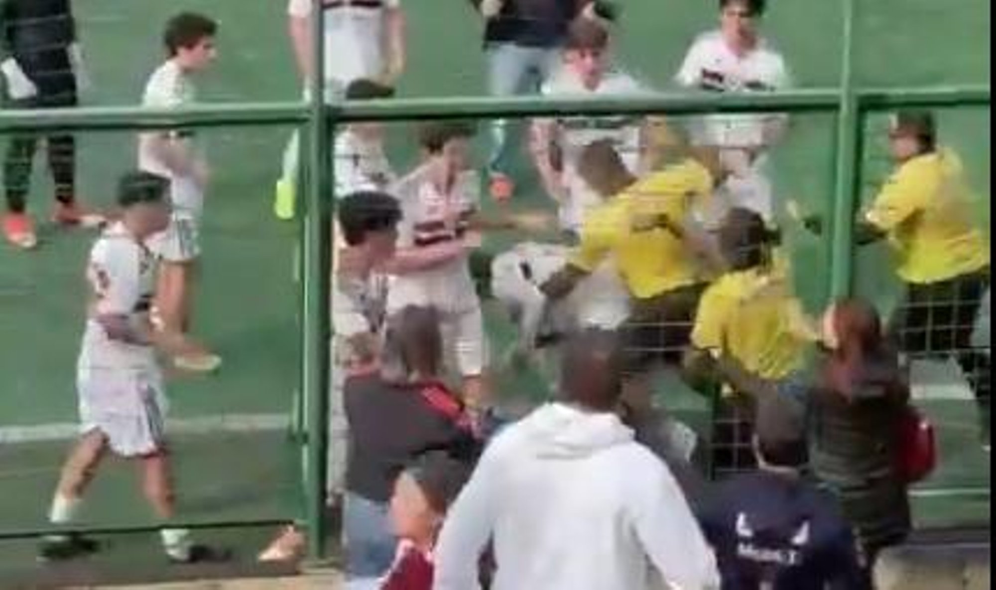 VIDEO | Brasiilia jalgpallikohtunik ründas alaealist rusikaga, kohale kutsuti sõjaväepolitsei