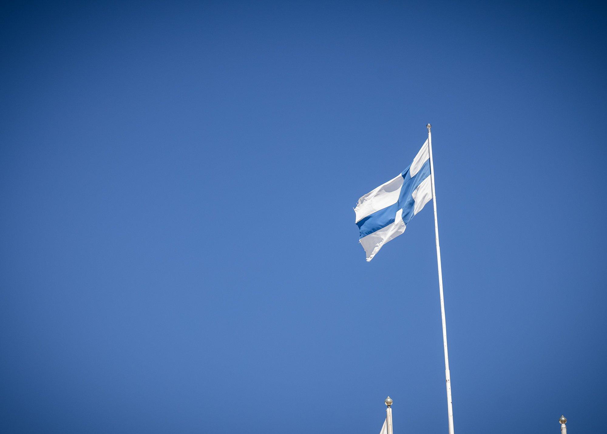 Soome kaitseministeeriumi sissekäik kaeti roosa värvikihiga