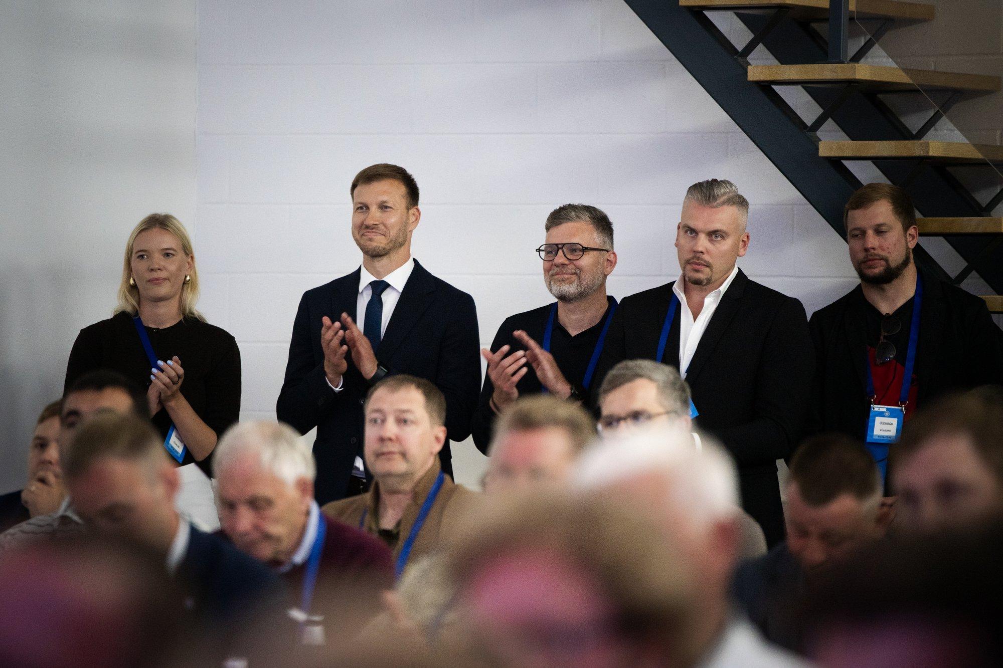 SUURES PILDIS | Jalgpalliliidu valimispäeva kõnekaimad fotod. Mis näoga reageerisid Klavan ja tema tiim kaotusele?