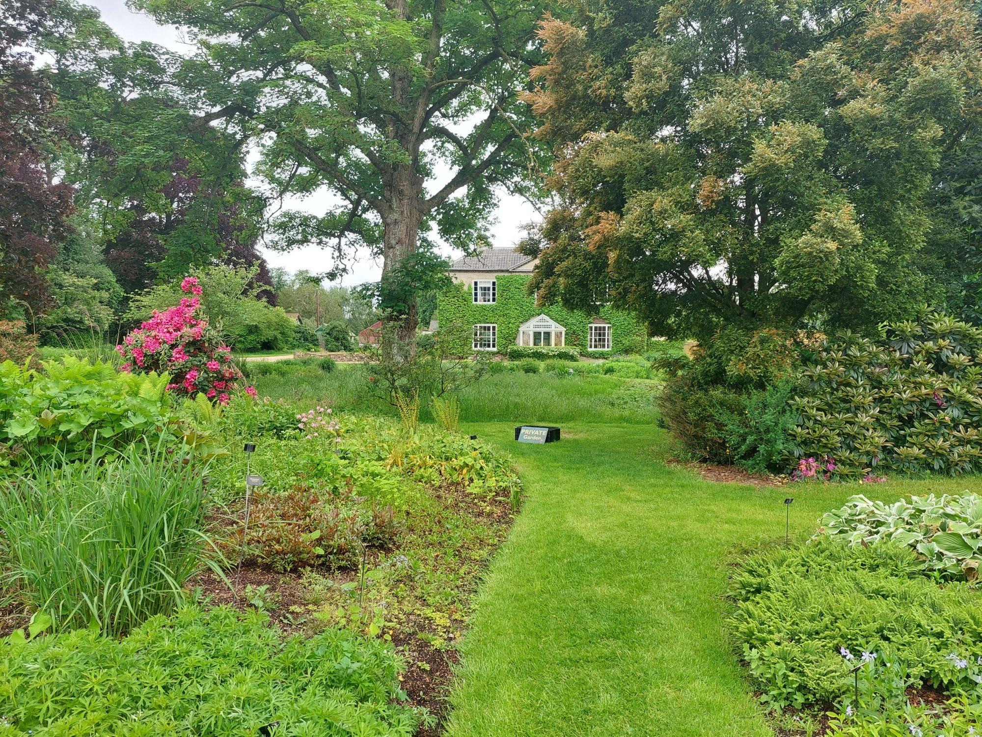 Piisab neist 12 taimest, et kujundada endale imeline Inglise aed