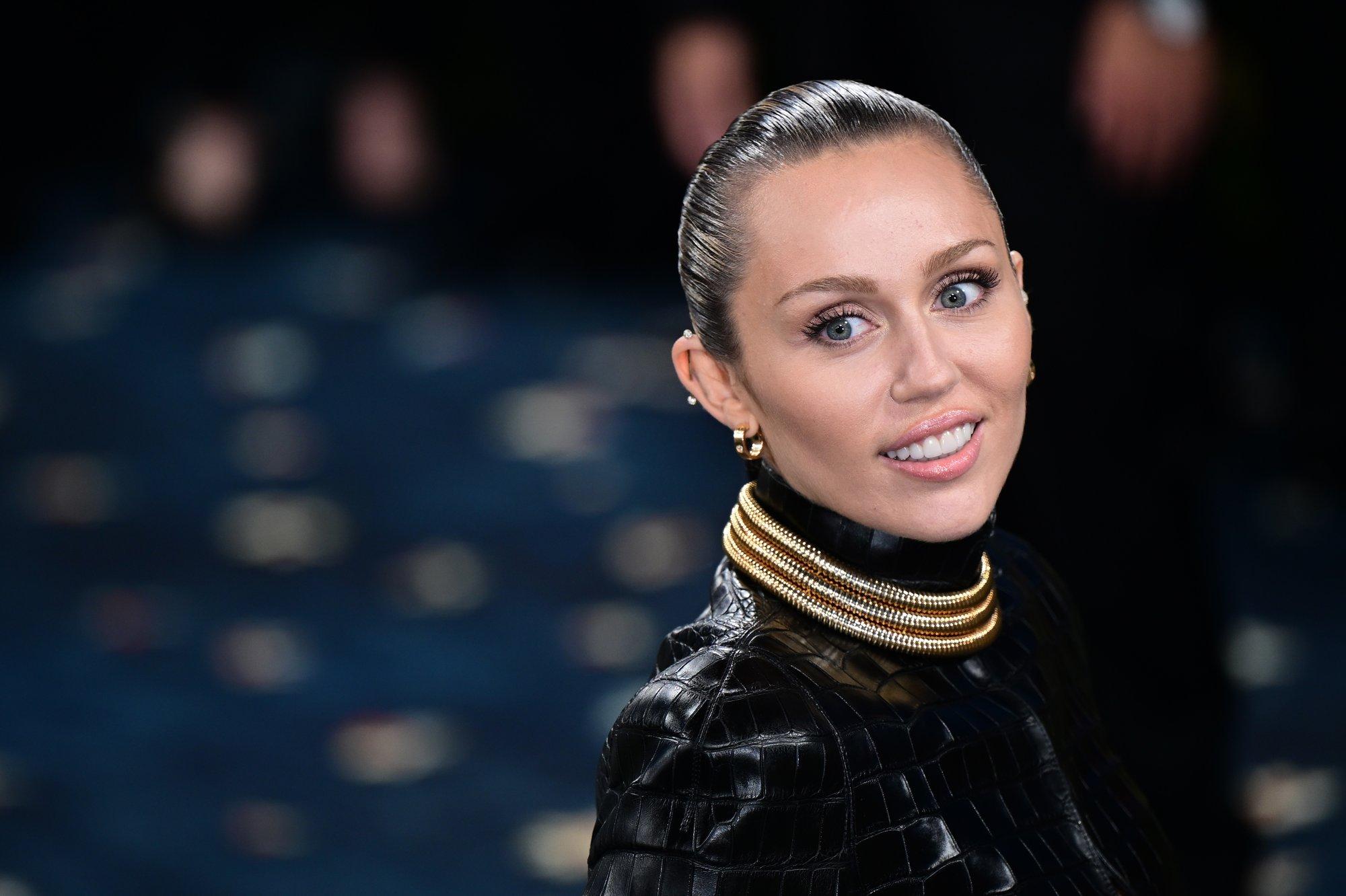 KUUM KLÕPS I Miley Cyrus jagas läbipaistvas kleidis autogramme