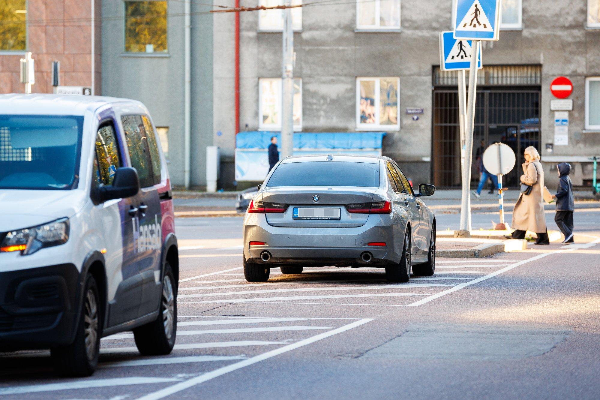 Juulis jõuavad maksuteated ka seismas olnud autodele