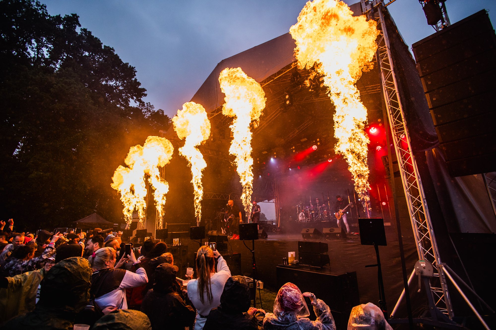 FOTOD | Porised saapad ja säravad näod: rahvas hullas Hard Rock Laagri vihmasel avapäeval!