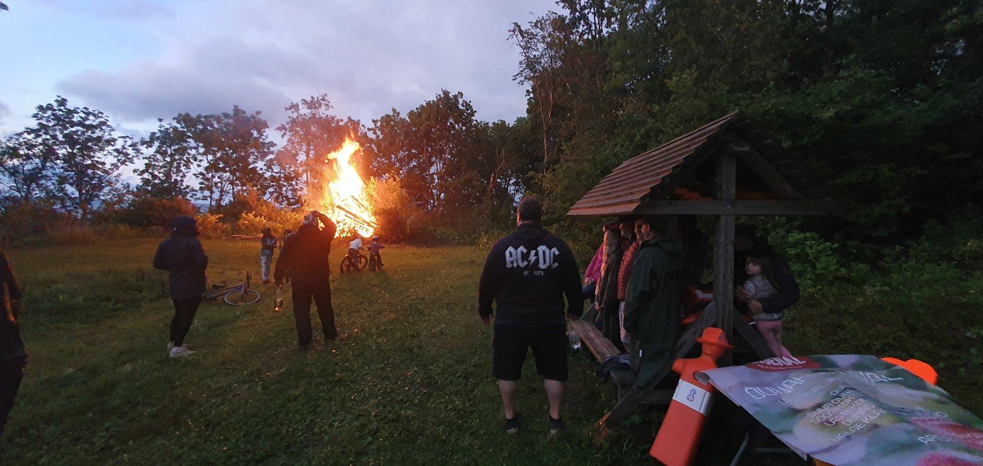 Päästja palub eelnevalt kontrollida: jaanilõkkes elusaid linde ega loomi grillida ei ole inimlik!