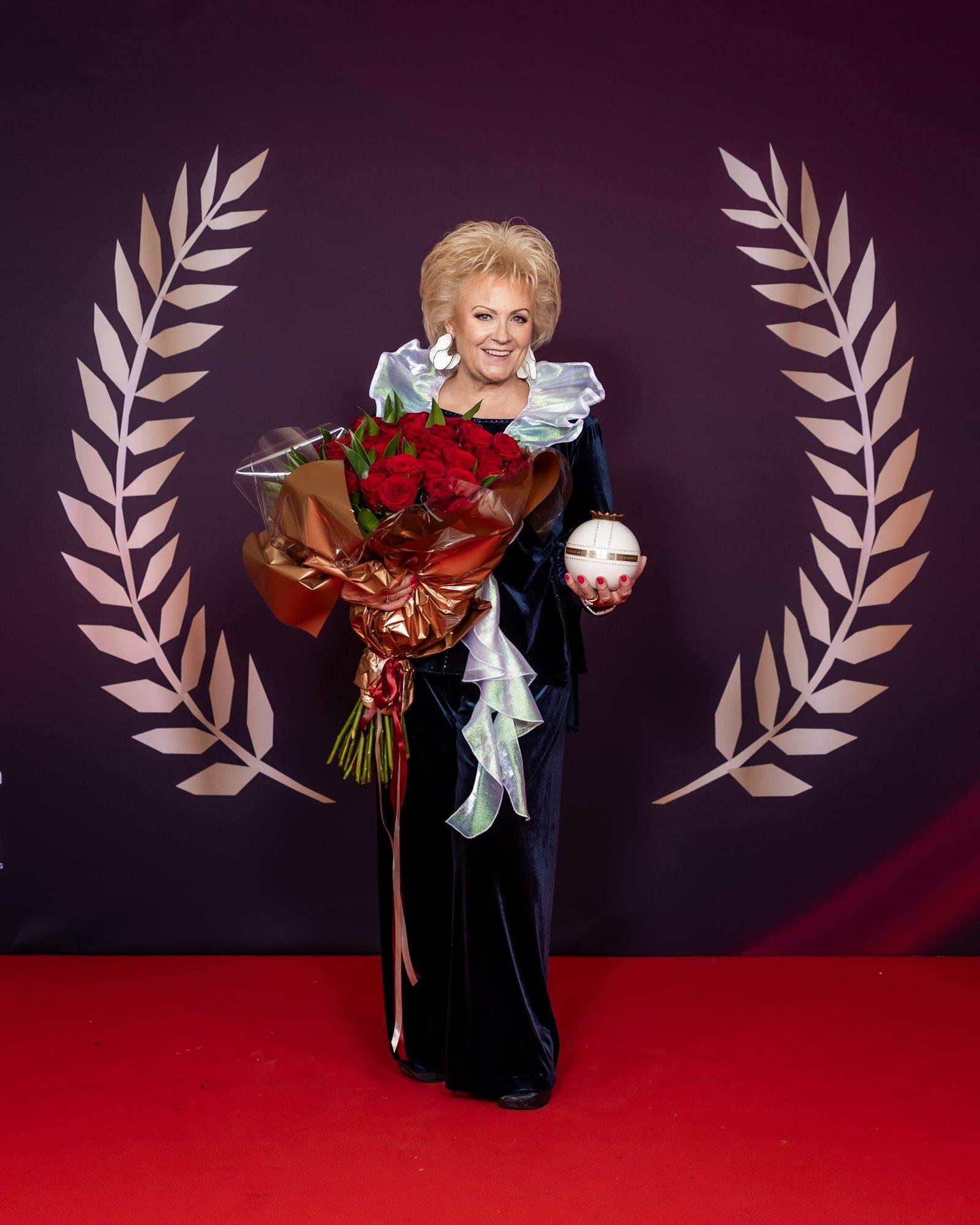 VIDEO | Meelelahutusauhindade galal elutööpreemia pälvinud Anne Veski: ärge lootkegi, et te minust nii vara lahti saate!