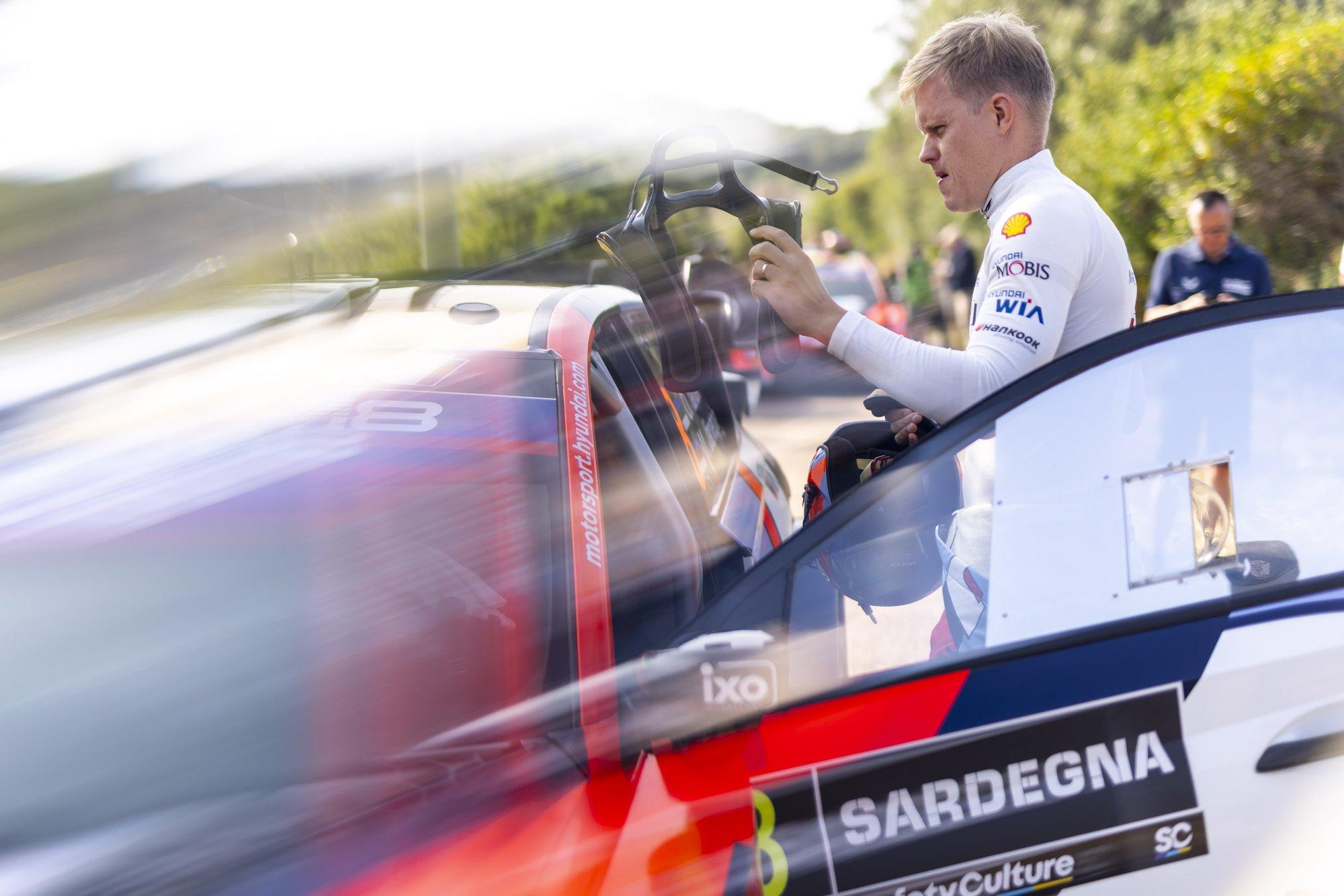 DELFI SARDIINIAS | Hyundai juht Tänaku ja Ogier’ heitlusest: Oti kiirust on hea näha, aga olulisem on tiitliheitlejate selja taga hoidmine