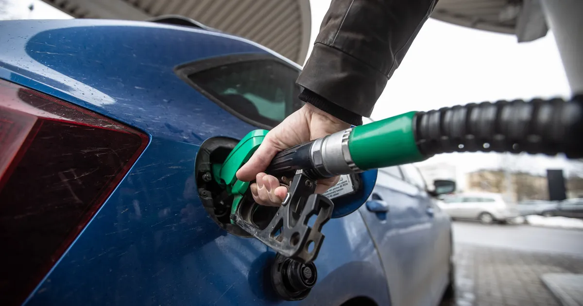 GRAAFIKUD ⟩ Balti kütusehindade võrdlus: Tallinna tanklaomanikud panid hinnale juurde, aga Riias läks asi päris hulluks