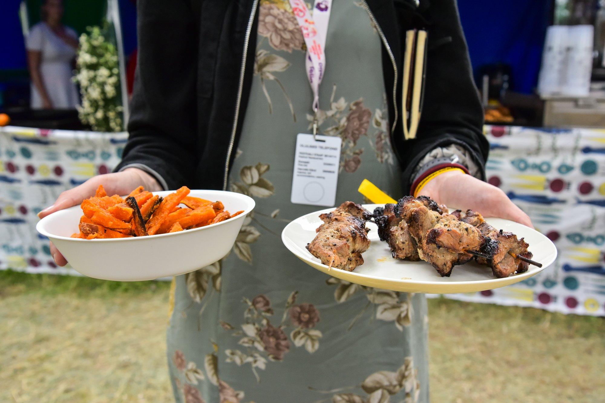 Korduskasutatavad nõud tekitavad avalikel üritustel segadust. „Väljaspool Tallinna ja Tartut ei teata sellest suurt midagi“